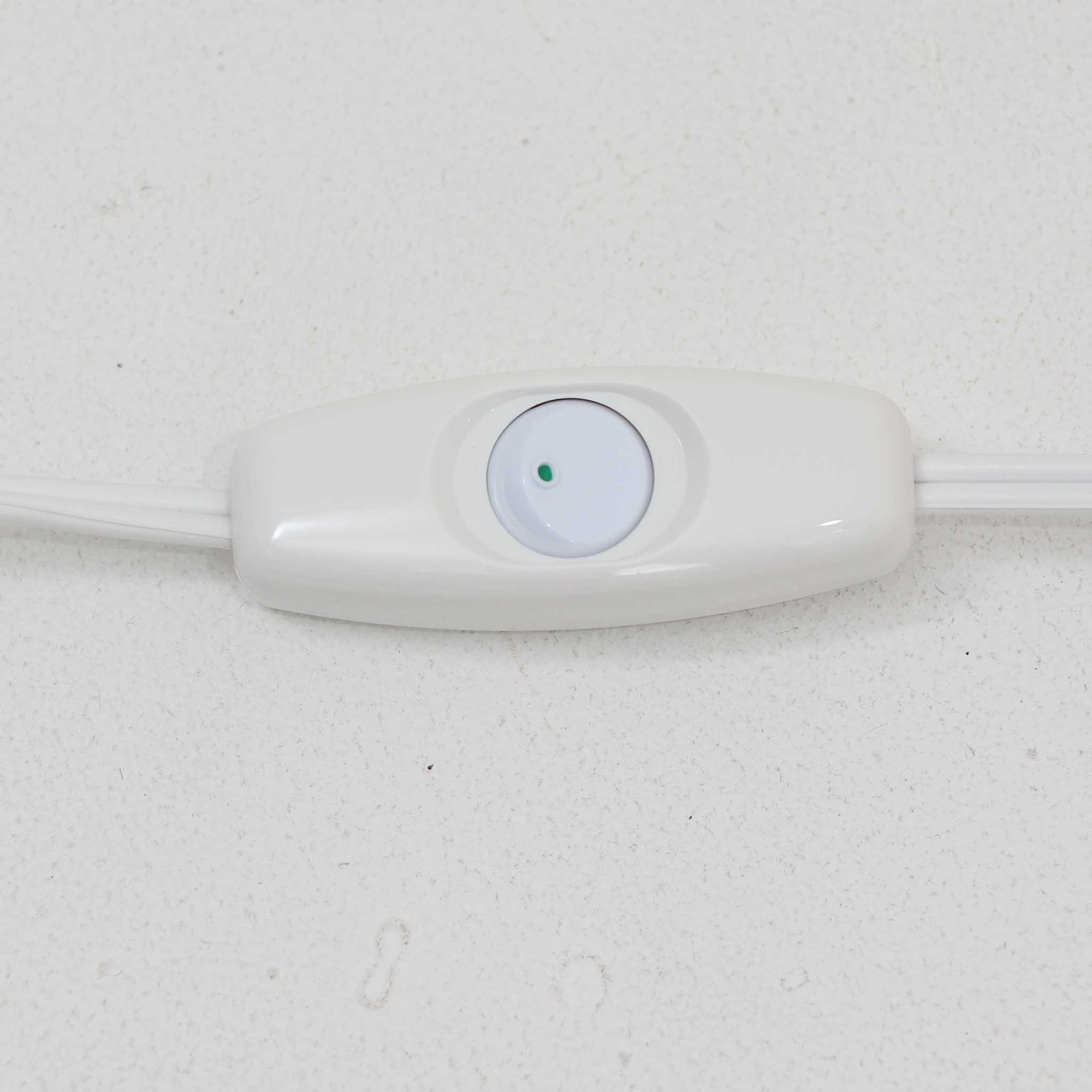 Nils ThorssonによるRoyal Copenhagen社のBACAシリーズのテーブルランプは、高さ50cmと大ぶりで存在感のあるビンテージアイテムです。陶磁器のベースにはトールソンらしい細密な装飾パターンが施され、幾何学的でありながら有機的なモチーフが調和し、芸術性を感じさせます。リネンシェードを透す光は柔らかく広がり、リビングや寝室を温かく包み込みます。年月を経た釉薬の風合いとクラフト感が、北欧ビンテージならではの魅力を引き立てる逸品です。