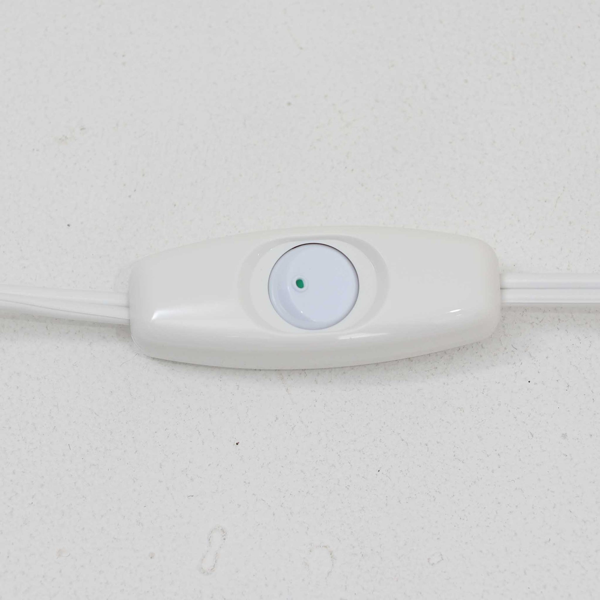 Nils Thorssonが手掛けたRoyal Copenhagen社BACAシリーズのテーブルランプは、高さ41cmの程よいサイズ感で空間に上質な存在感を与えます。陶磁器のベースには幾何学的で抽象的なモチーフが施され、複雑な釉薬の表情が芸術性を引き立てています。シンプルなリネンシェードを透した光は柔らかく広がり、リビングやベッドサイドを温かみのある雰囲気に演出。クラフトマンシップとデザイン性が融合した北欧ビンテージの魅力を存分に味わえる逸品です。