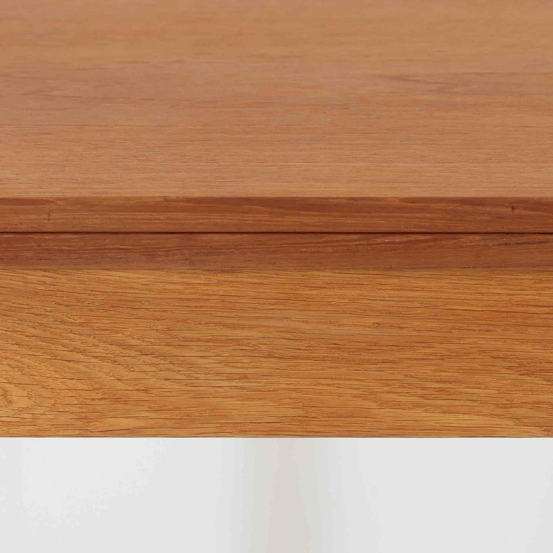 Borge Mogensen（ボーエ・モーエンセン）がSoborgのために手掛けた「Folding table」は、チーク材の天板とオーク材の脚部を組み合わせた温かみある佇まいが魅力のダイニングテーブルで、中央の蝶番を開閉して幅80～120cmへと柔軟に調整できる構造が特徴です。内部にはモーエンセン家具らしい実用性を備えた収納スペースが設けられ、ゲームテーブルとして親しまれてきた背景を感じさせます。経年により深まった木肌の風合いがビンテージならではの味わいをまとい、ダイニングやワークスペースのサブテーブルとしても多用途に活躍する一台です。また、裏面には「SKM」の刻印が確認でき、スウェーデン軍（Svenska KrigsMakten）の備品として使用されていたことを示しています。