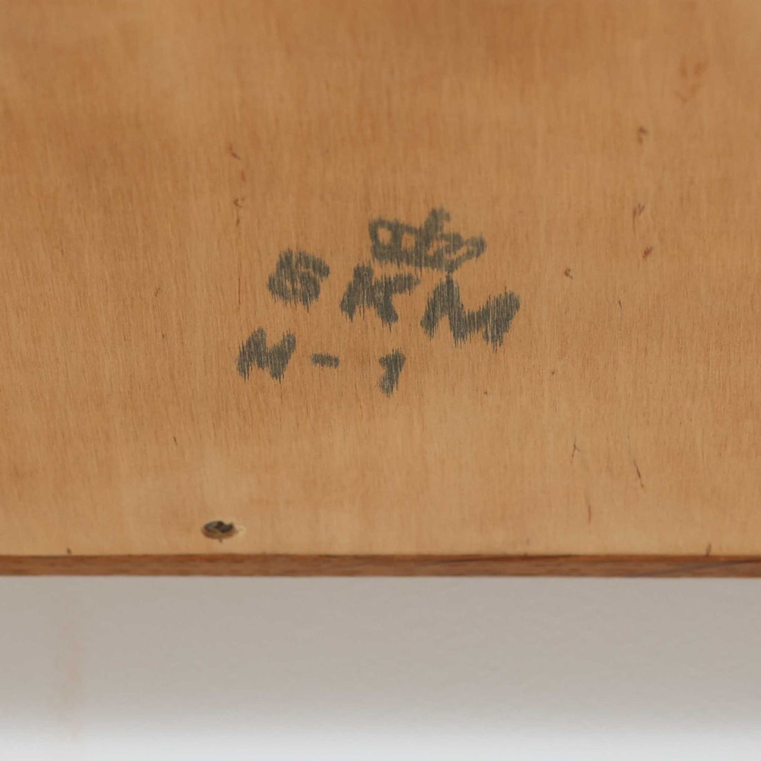 Borge Mogensen（ボーエ・モーエンセン）がSoborgのために手掛けた「Folding table」は、チーク材の天板とオーク材の脚部を組み合わせた温かみある佇まいが魅力のダイニングテーブルで、中央の蝶番を開閉して幅80～120cmへと柔軟に調整できる構造が特徴です。内部にはモーエンセン家具らしい実用性を備えた収納スペースが設けられ、ゲームテーブルとして親しまれてきた背景を感じさせます。経年により深まった木肌の風合いがビンテージならではの味わいをまとい、ダイニングやワークスペースのサブテーブルとしても多用途に活躍する一台です。また、裏面には「SKM」の刻印が確認でき、スウェーデン軍（Svenska KrigsMakten）の備品として使用されていたことを示しています。