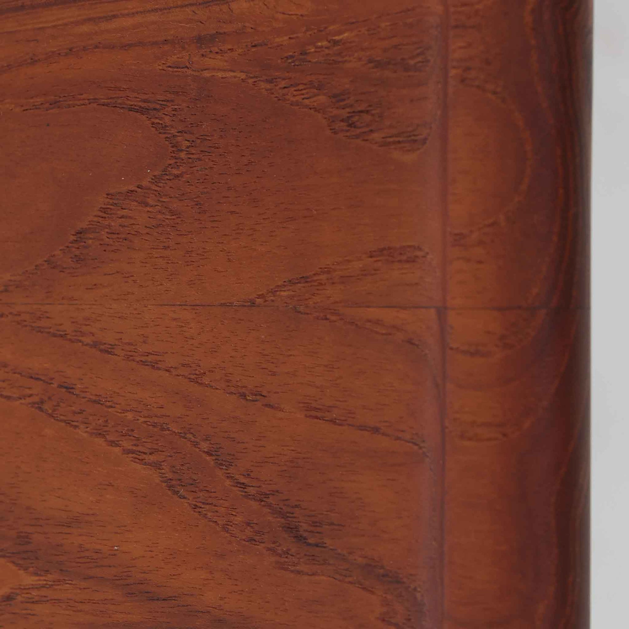 Hans J. Wegner（ハンス・J・ウェグナー）によるAndreas Tuck社製のセンターテーブル「AT11」です。幅130cmの広々とした天板はチーク無垢材を使用し、縁には繊細な面取り加工が施され、柔らかな印象を与えます。脚部には堅牢なオーク無垢材が用いられ、軽やかなテーパードデザインが北欧家具らしいバランスの良さを感じさせます。さらに脚のネジ部分まで木製で仕上げられており、細部に至るまで職人技が光る逸品です。脚は取り外し可能な構造で、輸送や設置も容易です。シンプルでありながら素材の美しさが際立ち、経年変化による深みを増した木肌がビンテージならではの存在感を放ちます。リビングの中心に置いて使うことで、空間に上質な雰囲気を添える一台です。