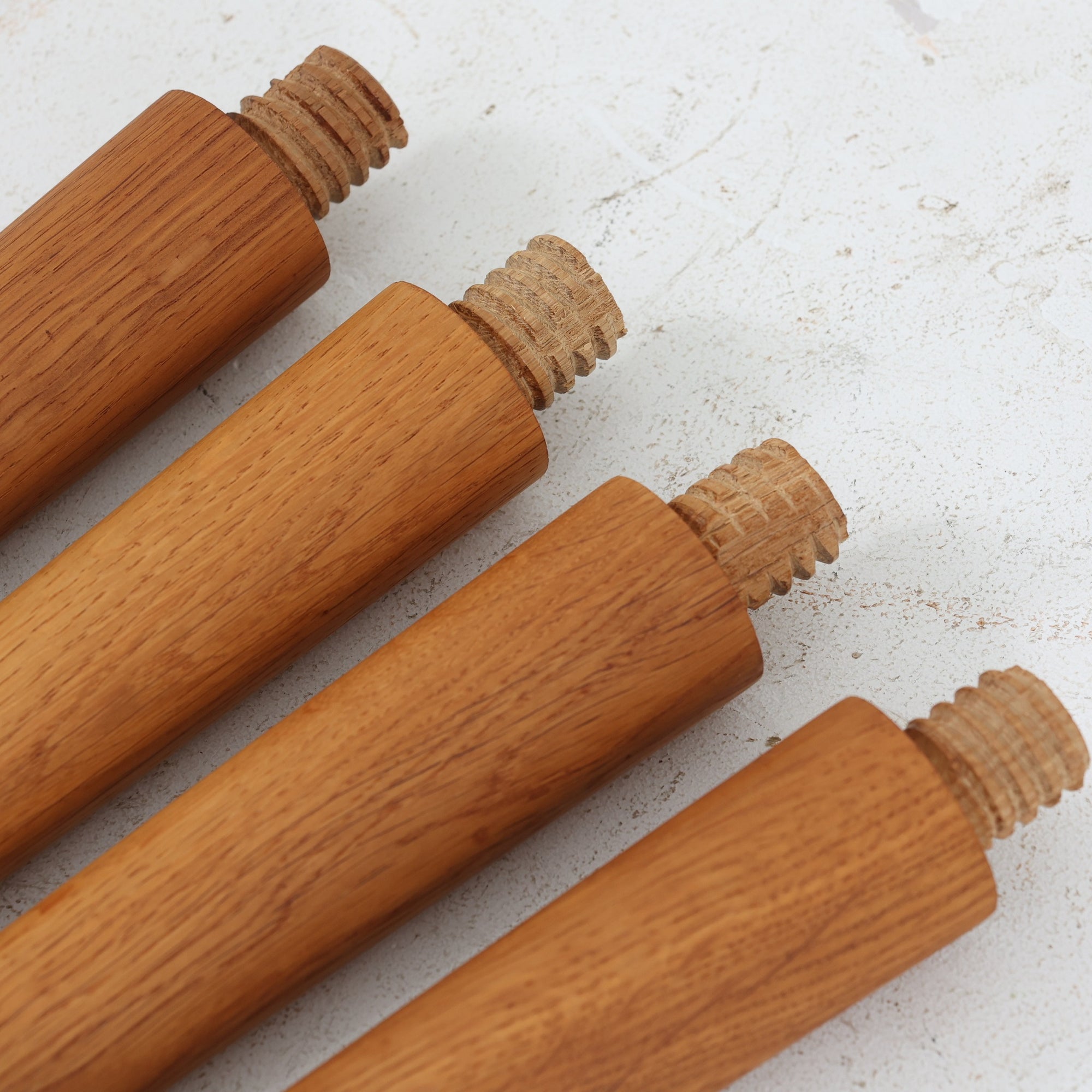 Hans J. Wegner（ハンス・J・ウェグナー）によるAndreas Tuck社製のセンターテーブル「AT11」です。幅130cmの広々とした天板はチーク無垢材を使用し、縁には繊細な面取り加工が施され、柔らかな印象を与えます。脚部には堅牢なオーク無垢材が用いられ、軽やかなテーパードデザインが北欧家具らしいバランスの良さを感じさせます。さらに脚のネジ部分まで木製で仕上げられており、細部に至るまで職人技が光る逸品です。脚は取り外し可能な構造で、輸送や設置も容易です。シンプルでありながら素材の美しさが際立ち、経年変化による深みを増した木肌がビンテージならではの存在感を放ちます。リビングの中心に置いて使うことで、空間に上質な雰囲気を添える一台です。