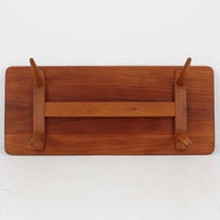 Hans J. Wegner（ハンス・J・ウェグナー）によるAndreas Tuck社製のセンターテーブル「AT11」です。幅130cmの広々とした天板はチーク無垢材を使用し、縁には繊細な面取り加工が施され、柔らかな印象を与えます。脚部には堅牢なオーク無垢材が用いられ、軽やかなテーパードデザインが北欧家具らしいバランスの良さを感じさせます。さらに脚のネジ部分まで木製で仕上げられており、細部に至るまで職人技が光る逸品です。脚は取り外し可能な構造で、輸送や設置も容易です。シンプルでありながら素材の美しさが際立ち、経年変化による深みを増した木肌がビンテージならではの存在感を放ちます。リビングの中心に置いて使うことで、空間に上質な雰囲気を添える一台です。