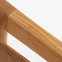 Hans J. Wegnerがデザインし、Getamaが製作したGE290オットマンの希少なサイドテーブル兼用タイプです。オーク材の美しい木目を活かしたフレームは、丸みを帯びたアーム状の意匠が印象的で、安定感のある堅牢な構造が魅力。クッションを外せばトレーテーブルとしても使用できる実用的な設計です。本品はGetama社の刻印が入る以前の古いタイプで、初期モデルならではの佇まいも価値を高めています。ラウンジチェアと合わせてはもちろん、単体でも存在感を放つ北欧ビンテージの逸品です。クッション内部にはビンテージ品ならではのスプリングが内包されています。