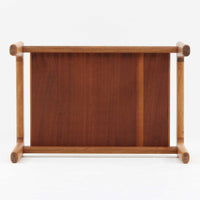 Hans J. Wegnerがデザインし、Getamaが製作したGE290オットマンの希少なサイドテーブル兼用タイプです。オーク材の美しい木目を活かしたフレームは、丸みを帯びたアーム状の意匠が印象的で、安定感のある堅牢な構造が魅力。クッションを外せばトレーテーブルとしても使用できる実用的な設計です。本品はGetama社の刻印が入る以前の古いタイプで、初期モデルならではの佇まいも価値を高めています。ラウンジチェアと合わせてはもちろん、単体でも存在感を放つ北欧ビンテージの逸品です。クッション内部にはビンテージ品ならではのスプリングが内包されています。