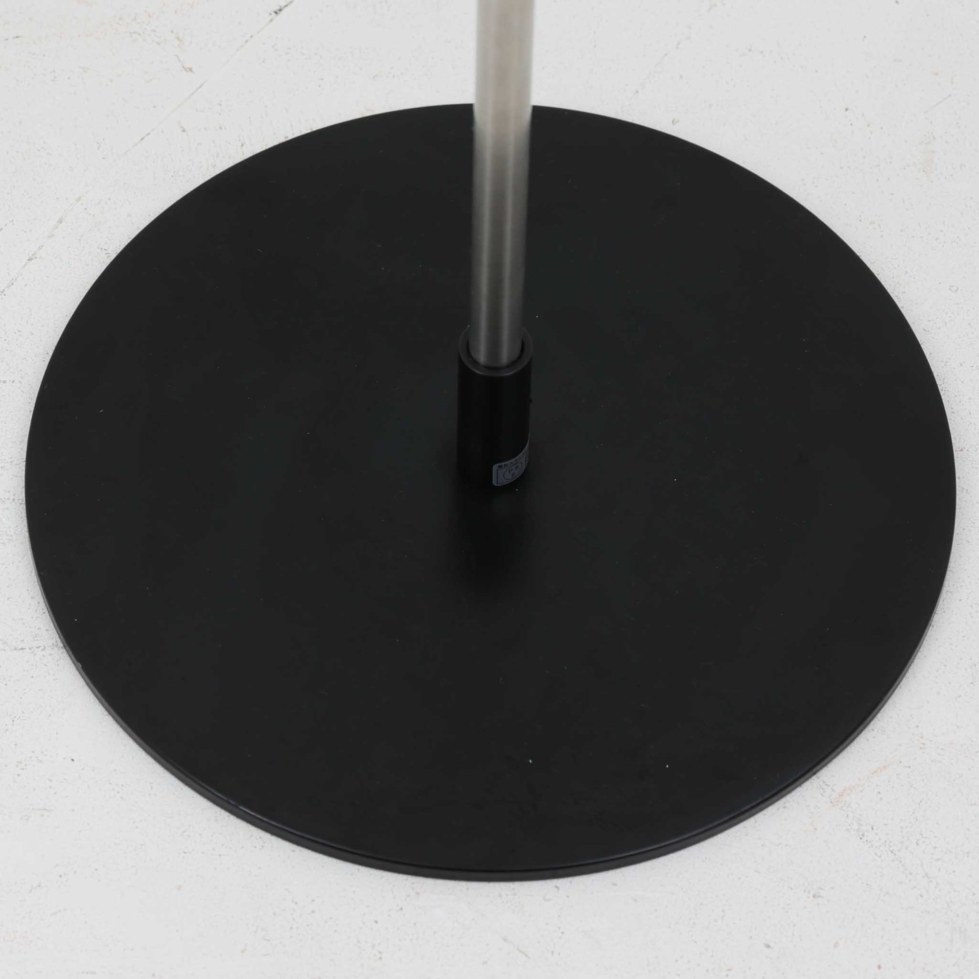 Michael Bang（マイケル・バン）によるデザインで、Le Klint（レ・クリント）から発表されたフロアランプModel 321です。高さ131cmのスチール製フレームは、無駄のない直線的なフォルムと精巧なディテールが際立ち、モダンな空間に調和します。特徴的なスライド機構によりランプの高さを調整でき、読書灯から間接照明まで幅広い用途に対応。ハンドクラフトによるプリーツシェードは柔らかい光を生み出し、北欧ビンテージならではの温もりと機能美を感じさせます。