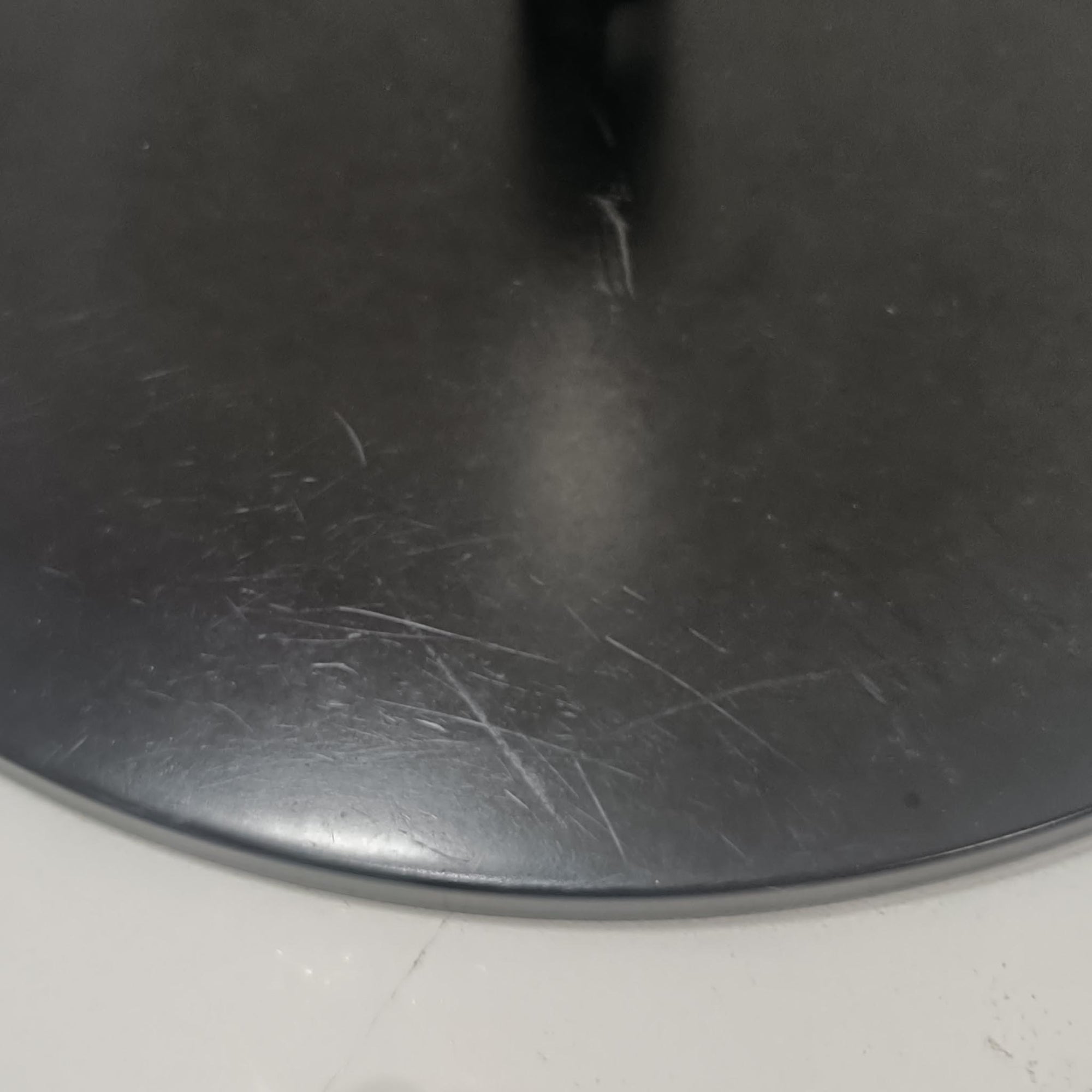 Michael Bang（マイケル・バン）によるデザインで、Le Klint（レ・クリント）から発表されたフロアランプModel 321です。高さ131cmのスチール製フレームは、無駄のない直線的なフォルムと精巧なディテールが際立ち、モダンな空間に調和します。特徴的なスライド機構によりランプの高さを調整でき、読書灯から間接照明まで幅広い用途に対応。ハンドクラフトによるプリーツシェードは柔らかい光を生み出し、北欧ビンテージならではの温もりと機能美を感じさせます。