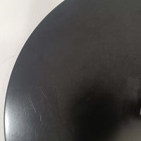 Michael Bang（マイケル・バン）によるデザインで、Le Klint（レ・クリント）から発表されたフロアランプModel 321です。高さ131cmのスチール製フレームは、無駄のない直線的なフォルムと精巧なディテールが際立ち、モダンな空間に調和します。特徴的なスライド機構によりランプの高さを調整でき、読書灯から間接照明まで幅広い用途に対応。ハンドクラフトによるプリーツシェードは柔らかい光を生み出し、北欧ビンテージならではの温もりと機能美を感じさせます。