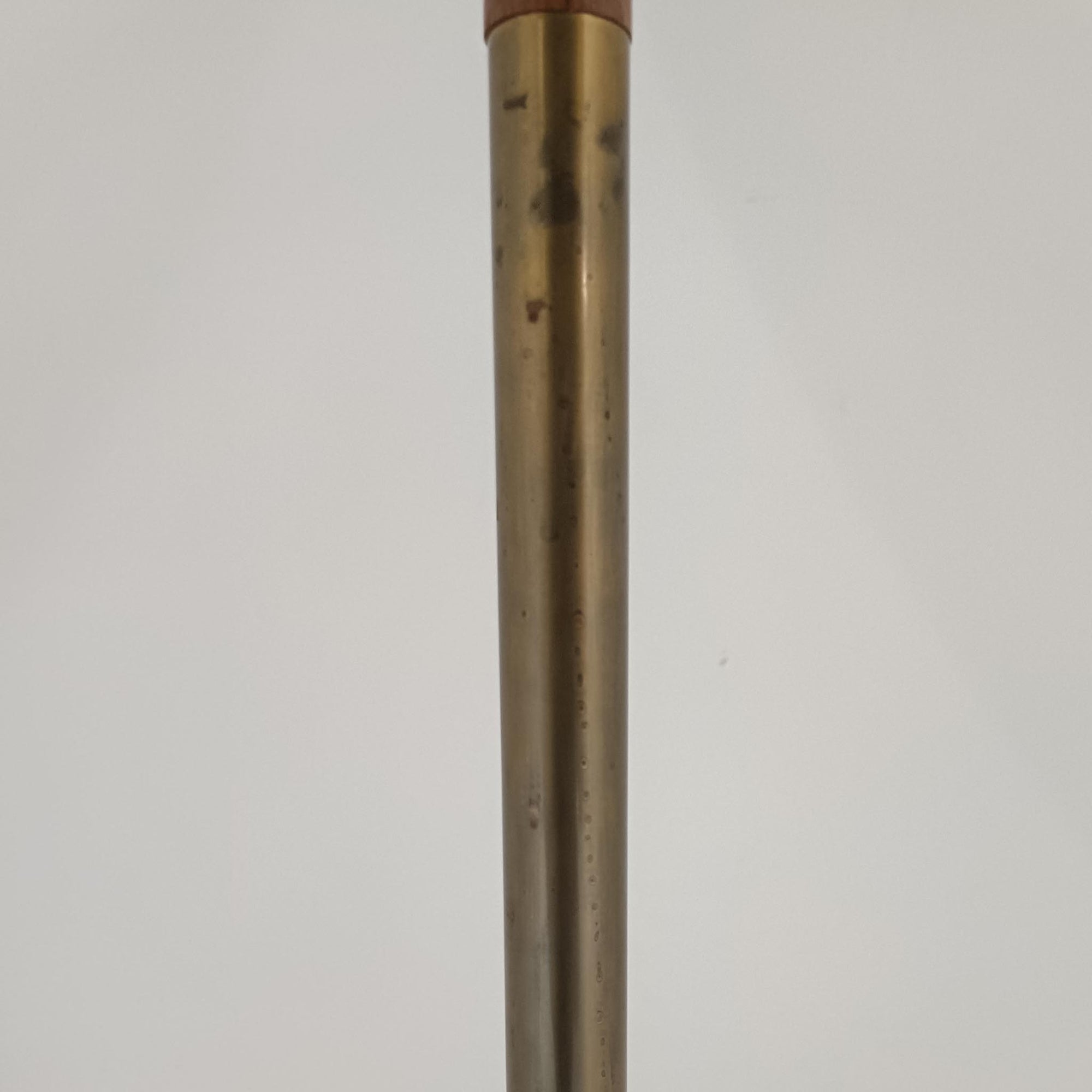 Jo HammerborgがFog &amp; Morupのために手がけた「Monolit」は、真鍮のシャフトにチーク材のアクセントを加えたミニマルで洗練されたフロアランプです。高さ164cmの堂々たるプロポーションに、Y字型の真鍮ベースが独自の存在感を放ち、リネンシェードを通した柔らかな光が空間に落ち着きを与えます。素材のコントラストと構造美が際立つ一台は、北欧ビンテージ照明の中でも特に希少な逸品といえるでしょう。