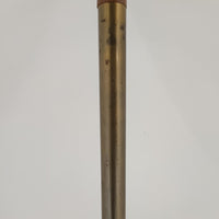 Jo HammerborgがFog & Morupのために手がけた「Monolit」は、真鍮のシャフトにチーク材のアクセントを加えたミニマルで洗練されたフロアランプです。高さ164cmの堂々たるプロポーションに、Y字型の真鍮ベースが独自の存在感を放ち、リネンシェードを通した柔らかな光が空間に落ち着きを与えます。素材のコントラストと構造美が際立つ一台は、北欧ビンテージ照明の中でも特に希少な逸品といえるでしょう。