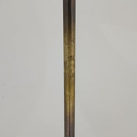 Jo HammerborgがFog & Morupのために手がけた「Monolit」は、真鍮のシャフトにチーク材のアクセントを加えたミニマルで洗練されたフロアランプです。高さ164cmの堂々たるプロポーションに、Y字型の真鍮ベースが独自の存在感を放ち、リネンシェードを通した柔らかな光が空間に落ち着きを与えます。素材のコントラストと構造美が際立つ一台は、北欧ビンテージ照明の中でも特に希少な逸品といえるでしょう。