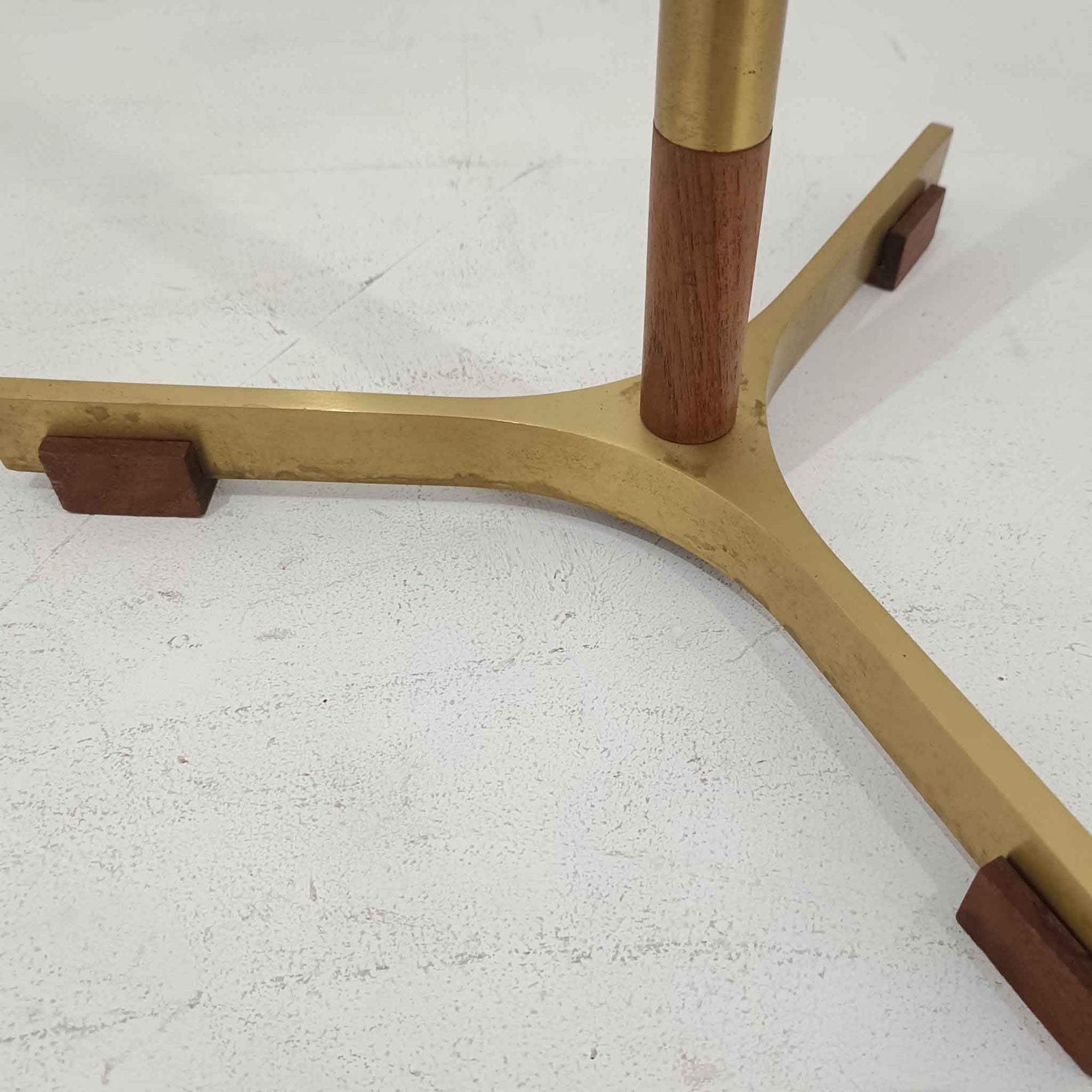 Jo HammerborgがFog &amp; Morupのために手がけた「Monolit」は、真鍮のシャフトにチーク材のアクセントを加えたミニマルで洗練されたフロアランプです。高さ164cmの堂々たるプロポーションに、Y字型の真鍮ベースが独自の存在感を放ち、リネンシェードを通した柔らかな光が空間に落ち着きを与えます。素材のコントラストと構造美が際立つ一台は、北欧ビンテージ照明の中でも特に希少な逸品といえるでしょう。