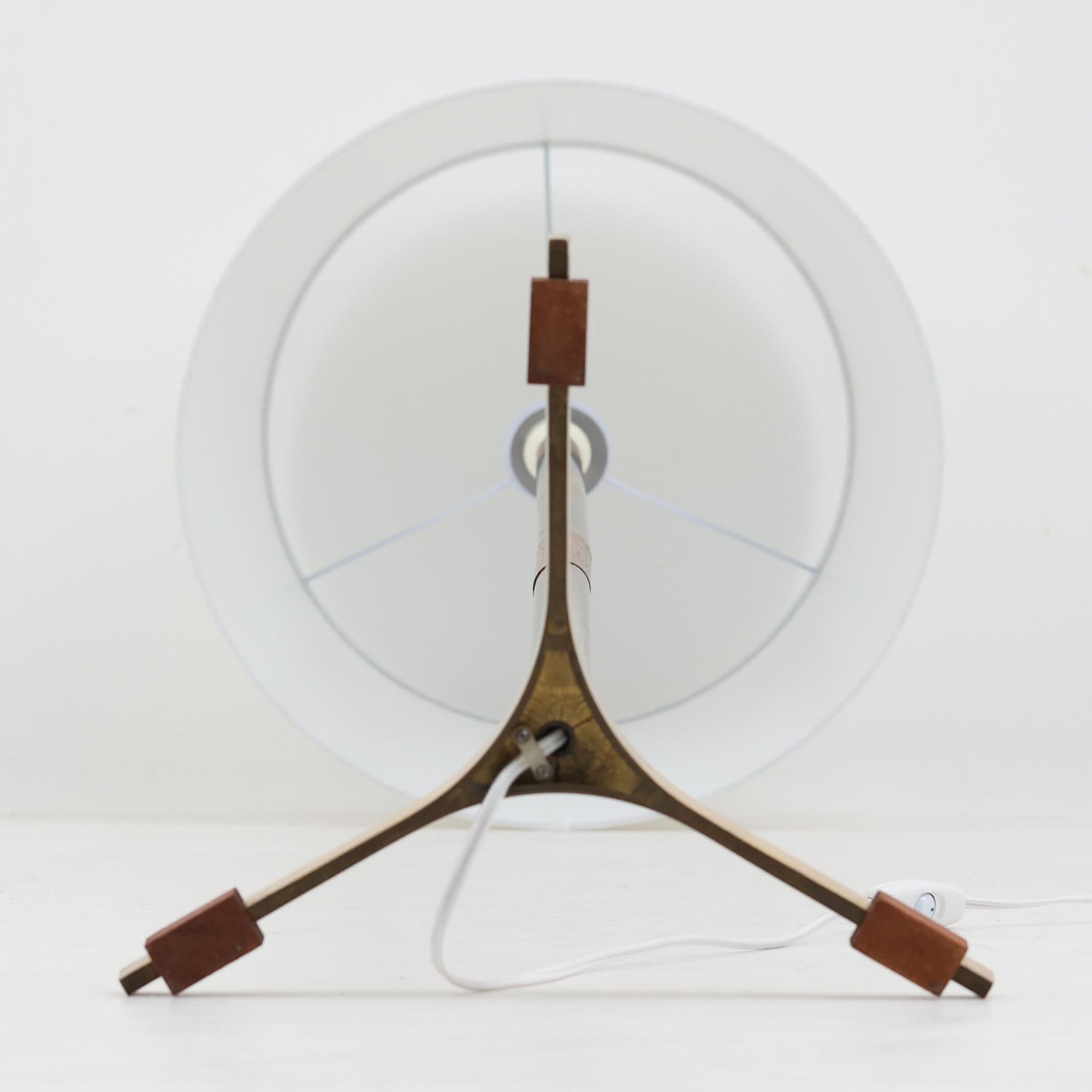 Jo HammerborgがFog &amp; Morupのために手がけた「Monolit」は、真鍮のシャフトにチーク材のアクセントを加えたミニマルで洗練されたフロアランプです。高さ164cmの堂々たるプロポーションに、Y字型の真鍮ベースが独自の存在感を放ち、リネンシェードを通した柔らかな光が空間に落ち着きを与えます。素材のコントラストと構造美が際立つ一台は、北欧ビンテージ照明の中でも特に希少な逸品といえるでしょう。