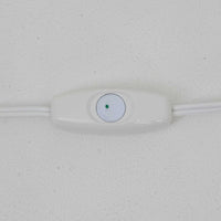 Jo HammerborgがFog & Morupのために手がけた「Monolit」は、真鍮のシャフトにチーク材のアクセントを加えたミニマルで洗練されたフロアランプです。高さ164cmの堂々たるプロポーションに、Y字型の真鍮ベースが独自の存在感を放ち、リネンシェードを通した柔らかな光が空間に落ち着きを与えます。素材のコントラストと構造美が際立つ一台は、北欧ビンテージ照明の中でも特に希少な逸品といえるでしょう。