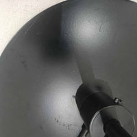 Flemming Agger（フレミング・アガー）がデザインし、Le Klint（レ・クリント）社より発表されたモデル368のフロアランプです。高さ145cmのスマートなフォルムに、ブラックスチールのアームと美しいプリーツシェードが組み合わされ、北欧モダンらしい端正な佇まいを見せます。プラスチックシート製のシェードは光を柔らかく透過し、リビングやベッドサイドに心地よい明かりをもたらします。シンプルながらも計算された構造は職人技が感じられ、ビンテージならではの希少性と存在感を併せ持つ逸品です。