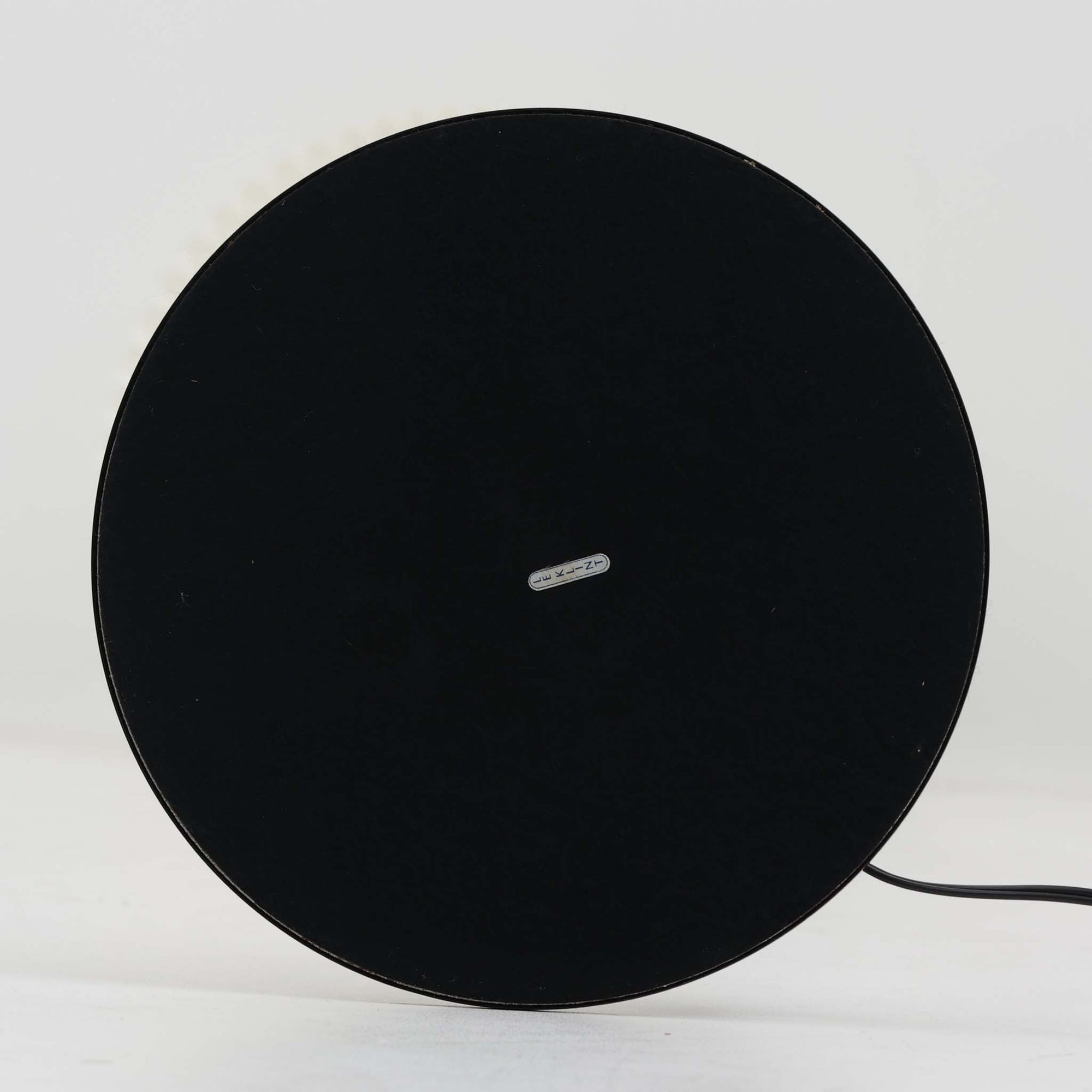 Flemming Agger（フレミング・アガー）がデザインし、Le Klint（レ・クリント）社より発表されたモデル368のフロアランプです。高さ145cmのスマートなフォルムに、ブラックスチールのアームと美しいプリーツシェードが組み合わされ、北欧モダンらしい端正な佇まいを見せます。プラスチックシート製のシェードは光を柔らかく透過し、リビングやベッドサイドに心地よい明かりをもたらします。シンプルながらも計算された構造は職人技が感じられ、ビンテージならではの希少性と存在感を併せ持つ逸品です。