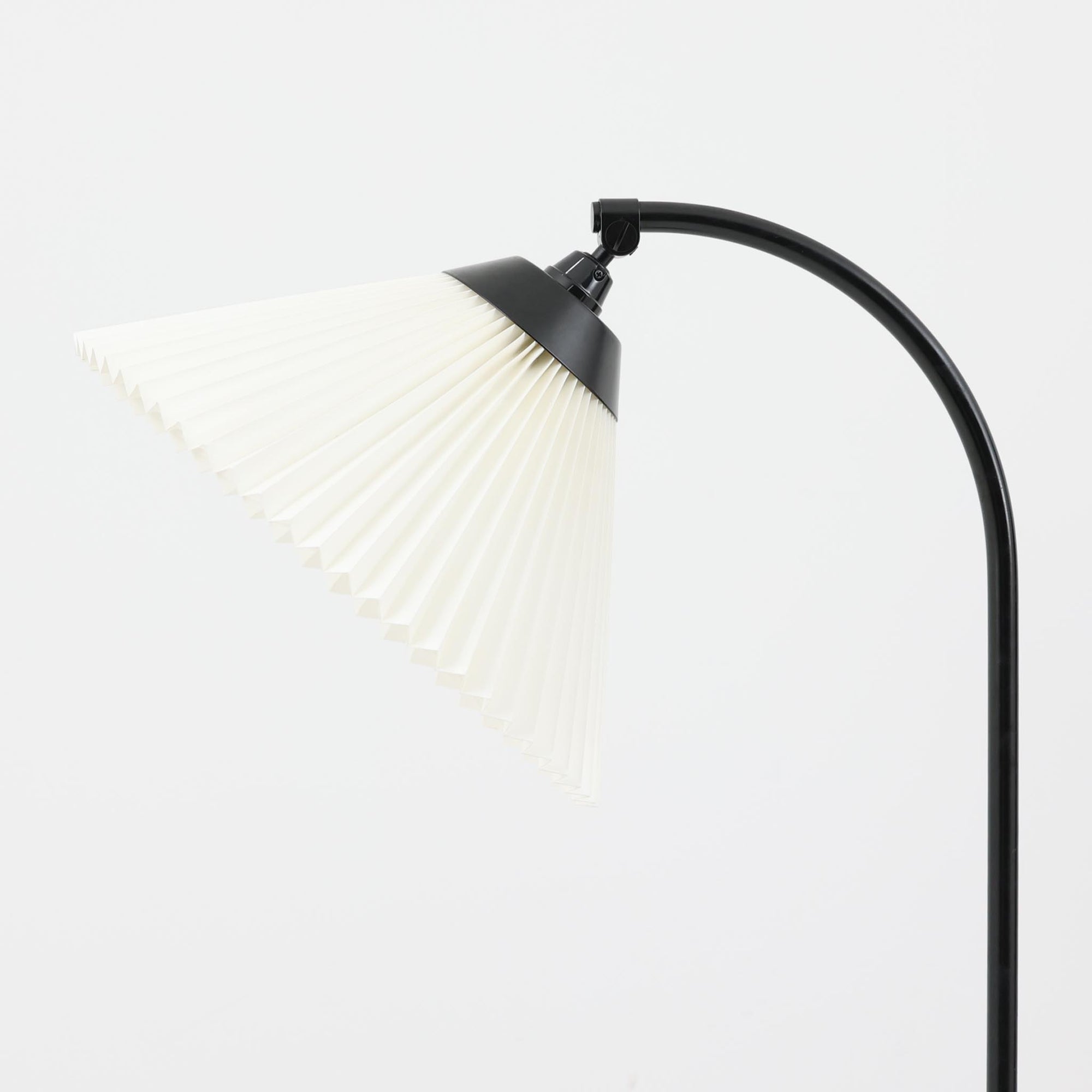 Flemming Agger（フレミング・アガー）がデザインし、Le Klint（レ・クリント）社より発表されたモデル368のフロアランプです。高さ145cmのスマートなフォルムに、ブラックスチールのアームと美しいプリーツシェードが組み合わされ、北欧モダンらしい端正な佇まいを見せます。プラスチックシート製のシェードは光を柔らかく透過し、リビングやベッドサイドに心地よい明かりをもたらします。シンプルながらも計算された構造は職人技が感じられ、ビンテージならではの希少性と存在感を併せ持つ逸品です。