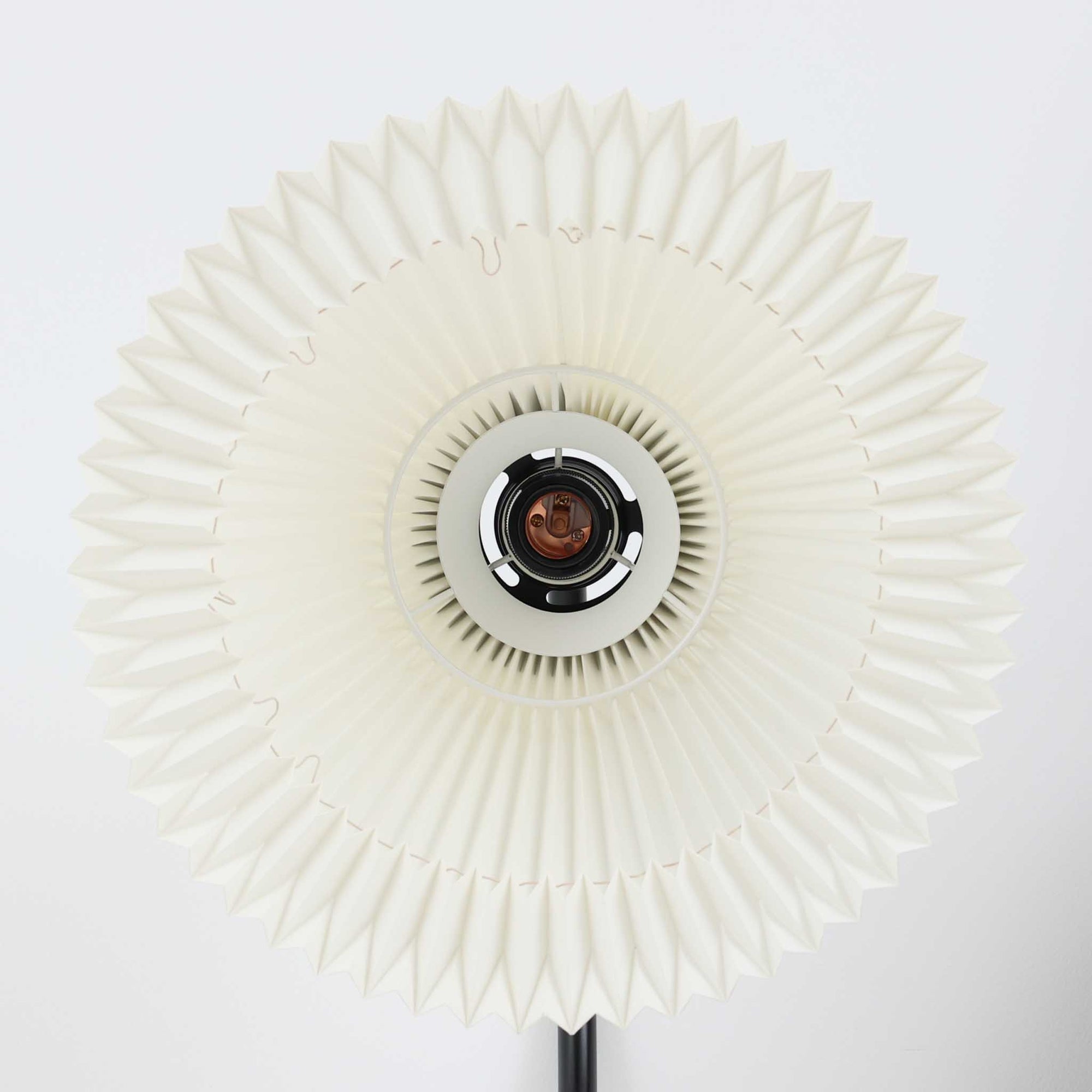 Flemming Agger（フレミング・アガー）がデザインし、Le Klint（レ・クリント）社より発表されたモデル368のフロアランプです。高さ145cmのスマートなフォルムに、ブラックスチールのアームと美しいプリーツシェードが組み合わされ、北欧モダンらしい端正な佇まいを見せます。プラスチックシート製のシェードは光を柔らかく透過し、リビングやベッドサイドに心地よい明かりをもたらします。シンプルながらも計算された構造は職人技が感じられ、ビンテージならではの希少性と存在感を併せ持つ逸品です。