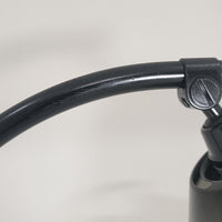 Flemming Agger（フレミング・アガー）がデザインし、Le Klint（レ・クリント）社より発表されたモデル368のフロアランプです。高さ145cmのスマートなフォルムに、ブラックスチールのアームと美しいプリーツシェードが組み合わされ、北欧モダンらしい端正な佇まいを見せます。プラスチックシート製のシェードは光を柔らかく透過し、リビングやベッドサイドに心地よい明かりをもたらします。シンプルながらも計算された構造は職人技が感じられ、ビンテージならではの希少性と存在感を併せ持つ逸品です。