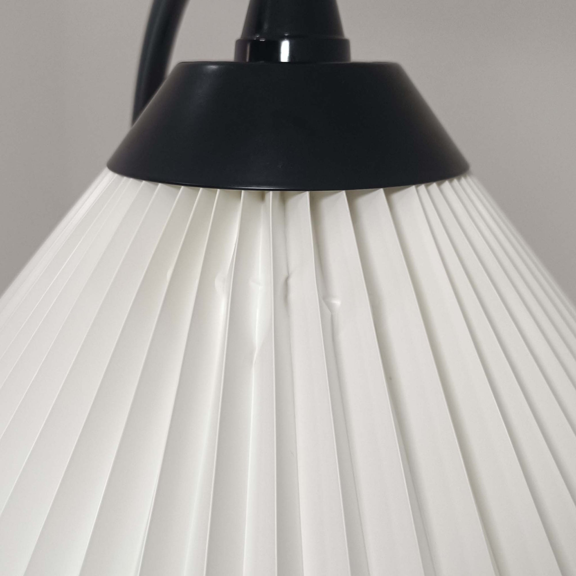 Flemming Agger（フレミング・アガー）がデザインし、Le Klint（レ・クリント）社より発表されたモデル368のフロアランプです。高さ145cmのスマートなフォルムに、ブラックスチールのアームと美しいプリーツシェードが組み合わされ、北欧モダンらしい端正な佇まいを見せます。プラスチックシート製のシェードは光を柔らかく透過し、リビングやベッドサイドに心地よい明かりをもたらします。シンプルながらも計算された構造は職人技が感じられ、ビンテージならではの希少性と存在感を併せ持つ逸品です。