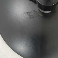 Flemming Agger（フレミング・アガー）がデザインし、Le Klint（レ・クリント）社より発表されたモデル368のフロアランプです。高さ145cmのスマートなフォルムに、ブラックスチールのアームと美しいプリーツシェードが組み合わされ、北欧モダンらしい端正な佇まいを見せます。プラスチックシート製のシェードは光を柔らかく透過し、リビングやベッドサイドに心地よい明かりをもたらします。シンプルながらも計算された構造は職人技が感じられ、ビンテージならではの希少性と存在感を併せ持つ逸品です。