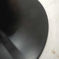 Flemming Agger（フレミング・アガー）がデザインし、Le Klint（レ・クリント）社より発表されたモデル368のフロアランプです。高さ145cmのスマートなフォルムに、ブラックスチールのアームと美しいプリーツシェードが組み合わされ、北欧モダンらしい端正な佇まいを見せます。プラスチックシート製のシェードは光を柔らかく透過し、リビングやベッドサイドに心地よい明かりをもたらします。シンプルながらも計算された構造は職人技が感じられ、ビンテージならではの希少性と存在感を併せ持つ逸品です。