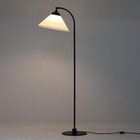 Flemming Agger（フレミング・アガー）がデザインし、Le Klint（レ・クリント）社より発表されたモデル368のフロアランプです。高さ145cmのスマートなフォルムに、ブラックスチールのアームと美しいプリーツシェードが組み合わされ、北欧モダンらしい端正な佇まいを見せます。プラスチックシート製のシェードは光を柔らかく透過し、リビングやベッドサイドに心地よい明かりをもたらします。シンプルながらも計算された構造は職人技が感じられ、ビンテージならではの希少性と存在感を併せ持つ逸品です。