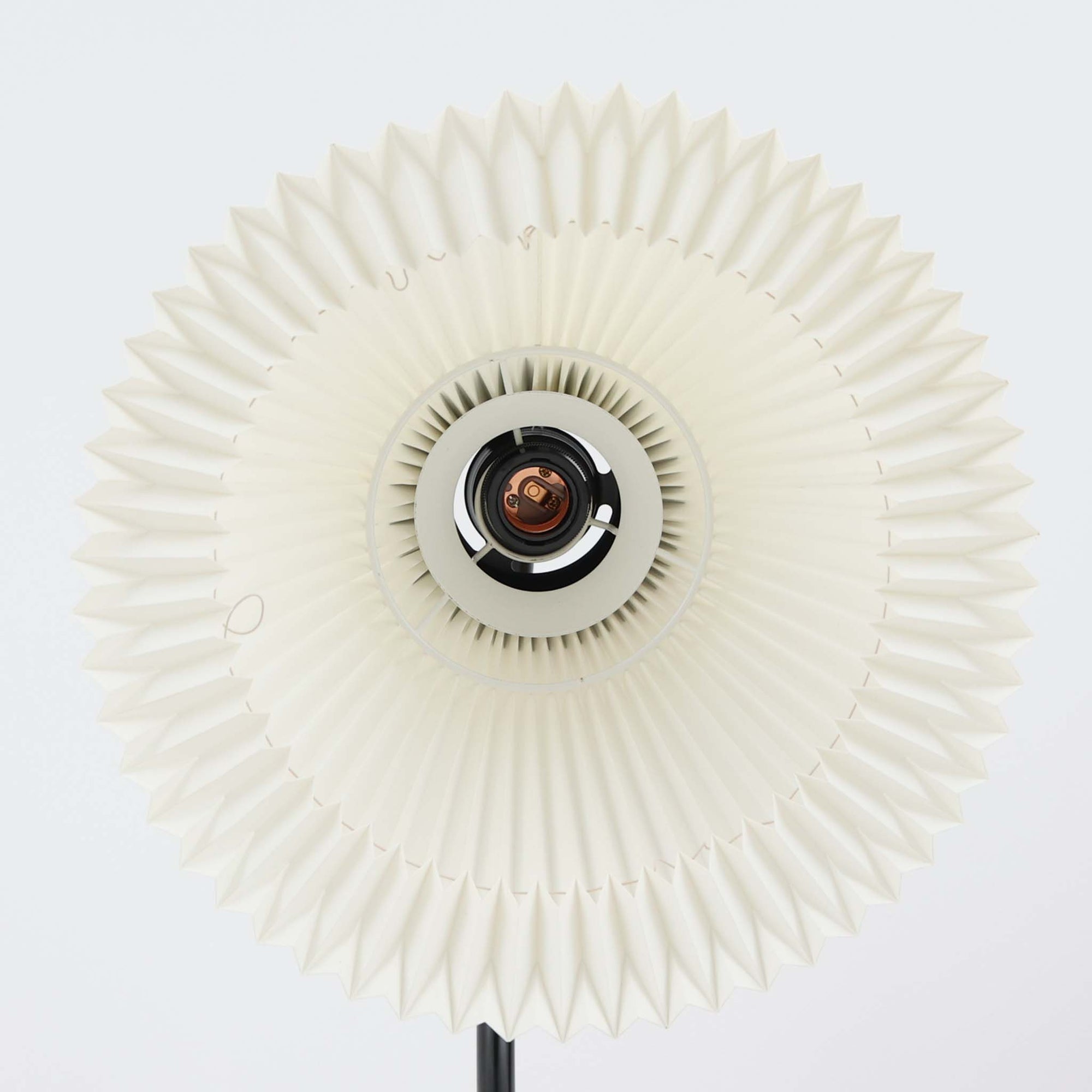 Flemming Agger（フレミング・アガー）がデザインし、Le Klint（レ・クリント）社より発表されたモデル368のフロアランプです。高さ145cmのスマートなフォルムに、ブラックスチールのアームと美しいプリーツシェードが組み合わされ、北欧モダンらしい端正な佇まいを見せます。プラスチックシート製のシェードは光を柔らかく透過し、リビングやベッドサイドに心地よい明かりをもたらします。シンプルながらも計算された構造は職人技が感じられ、ビンテージならではの希少性と存在感を併せ持つ逸品です。