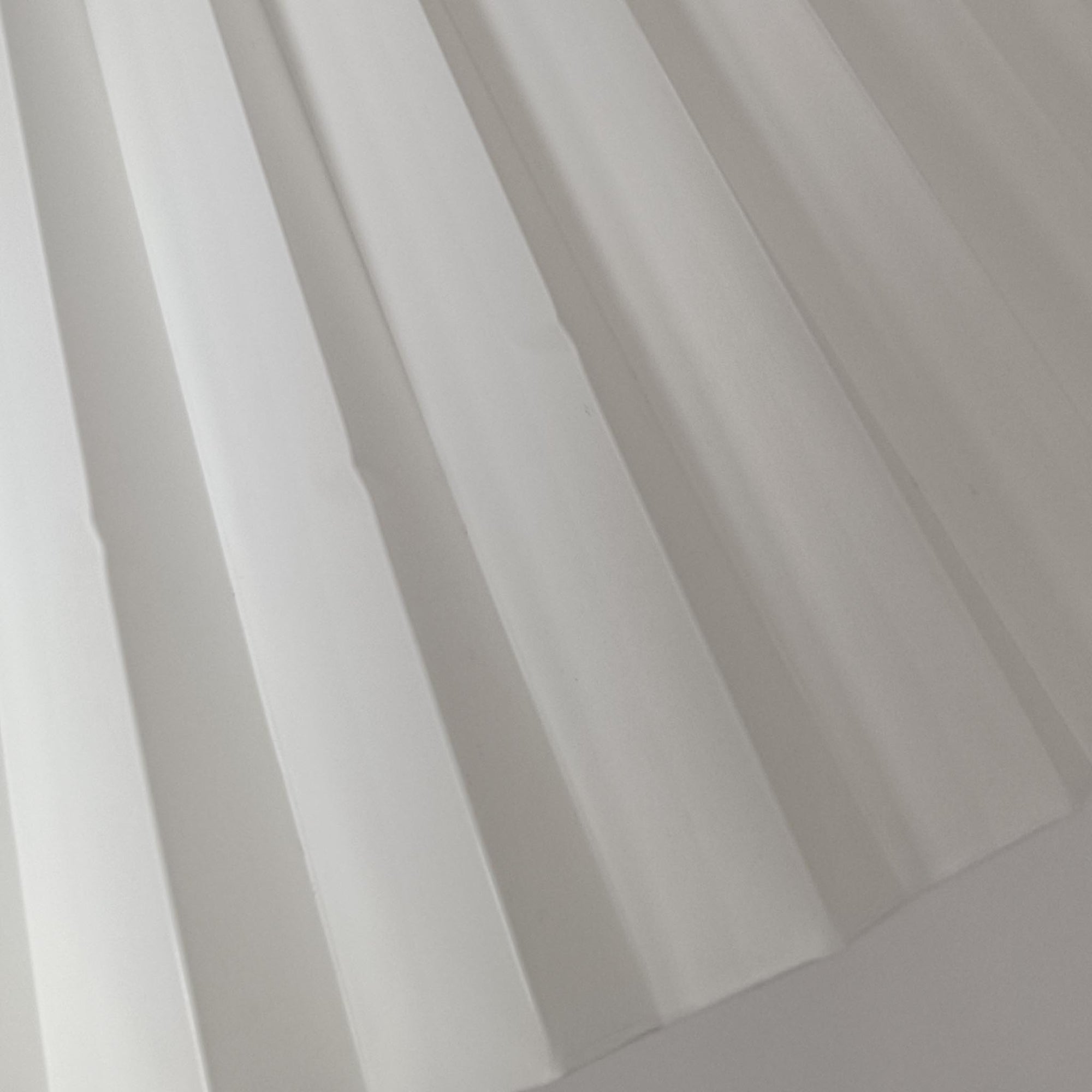 Flemming Agger（フレミング・アガー）がデザインし、Le Klint（レ・クリント）社より発表されたモデル368のフロアランプです。高さ145cmのスマートなフォルムに、ブラックスチールのアームと美しいプリーツシェードが組み合わされ、北欧モダンらしい端正な佇まいを見せます。プラスチックシート製のシェードは光を柔らかく透過し、リビングやベッドサイドに心地よい明かりをもたらします。シンプルながらも計算された構造は職人技が感じられ、ビンテージならではの希少性と存在感を併せ持つ逸品です。