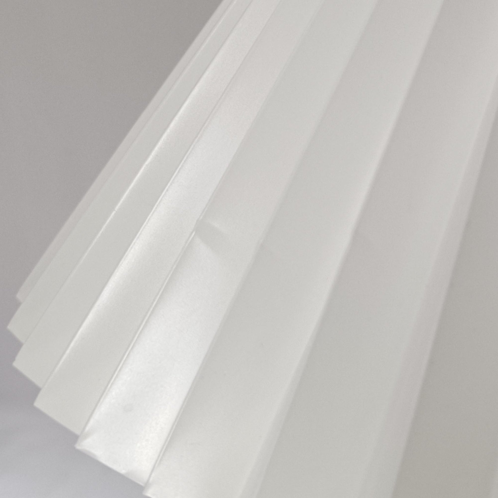 Flemming Agger（フレミング・アガー）がデザインし、Le Klint（レ・クリント）社より発表されたモデル368のフロアランプです。高さ145cmのスマートなフォルムに、ブラックスチールのアームと美しいプリーツシェードが組み合わされ、北欧モダンらしい端正な佇まいを見せます。プラスチックシート製のシェードは光を柔らかく透過し、リビングやベッドサイドに心地よい明かりをもたらします。シンプルながらも計算された構造は職人技が感じられ、ビンテージならではの希少性と存在感を併せ持つ逸品です。