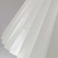 Flemming Agger（フレミング・アガー）がデザインし、Le Klint（レ・クリント）社より発表されたモデル368のフロアランプです。高さ145cmのスマートなフォルムに、ブラックスチールのアームと美しいプリーツシェードが組み合わされ、北欧モダンらしい端正な佇まいを見せます。プラスチックシート製のシェードは光を柔らかく透過し、リビングやベッドサイドに心地よい明かりをもたらします。シンプルながらも計算された構造は職人技が感じられ、ビンテージならではの希少性と存在感を併せ持つ逸品です。