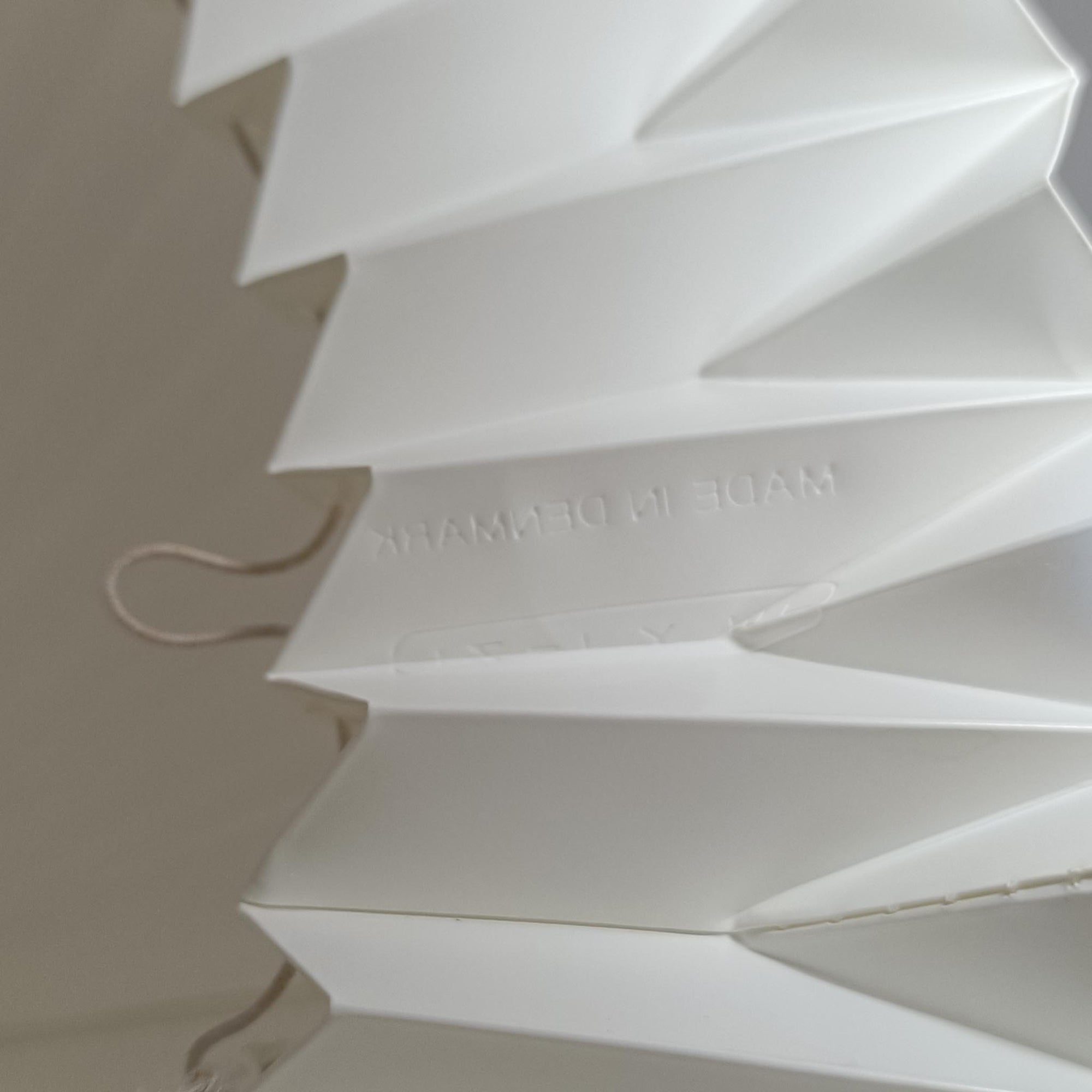 Flemming Agger（フレミング・アガー）がデザインし、Le Klint（レ・クリント）社より発表されたモデル368のフロアランプです。高さ145cmのスマートなフォルムに、ブラックスチールのアームと美しいプリーツシェードが組み合わされ、北欧モダンらしい端正な佇まいを見せます。プラスチックシート製のシェードは光を柔らかく透過し、リビングやベッドサイドに心地よい明かりをもたらします。シンプルながらも計算された構造は職人技が感じられ、ビンテージならではの希少性と存在感を併せ持つ逸品です。