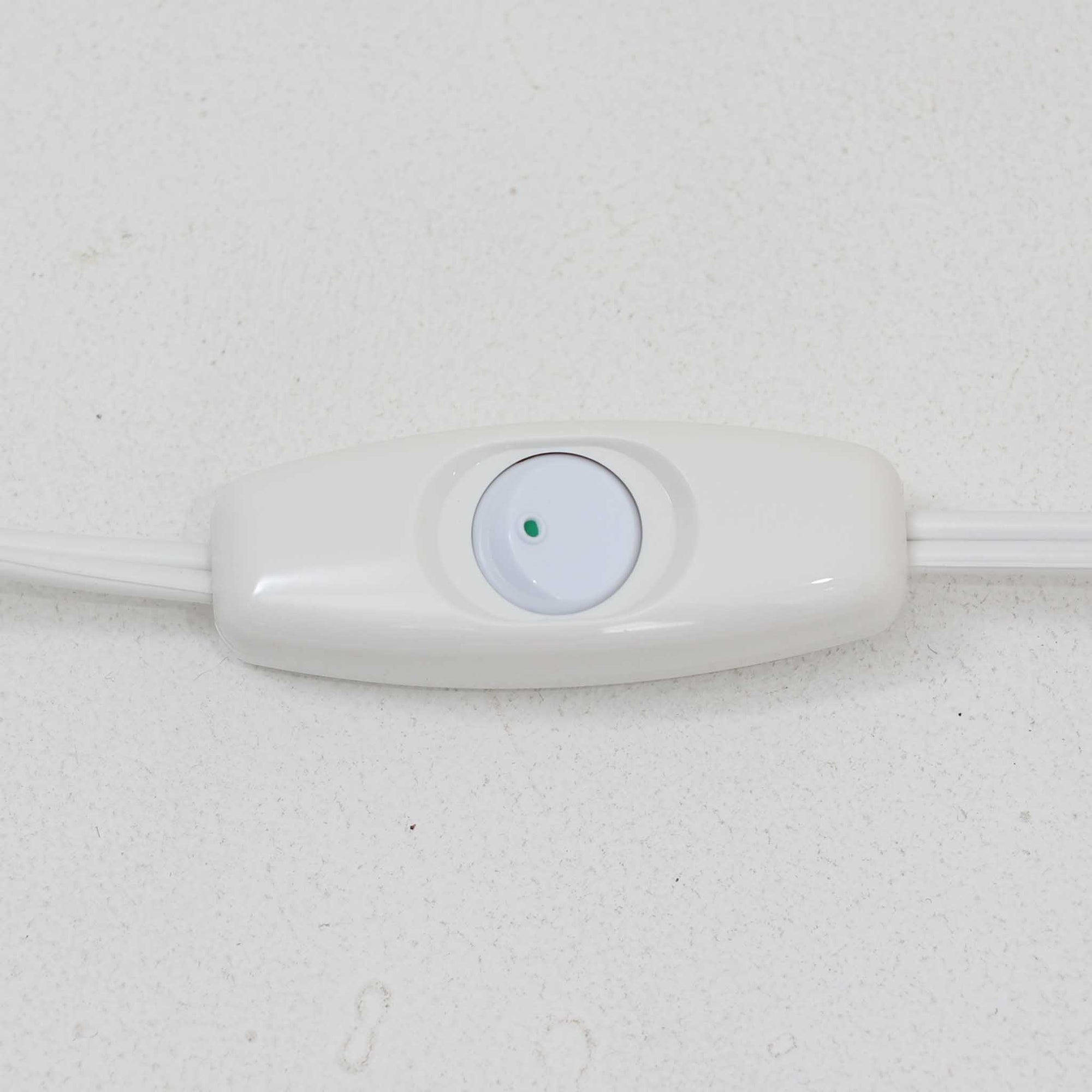 Sidse Wernerがデザインし、Holmegaard社より製造された「Apoteker」テーブルランプは、高さ46cmの堂々としたサイズ感と、白色ガラスの透明感が魅力の一品です。シリンダー状のフォルムにさりげなく入ったライン装飾が、シンプルながらも奥行きを感じさせるデザインとなっています。ガラス特有の柔らかな光の反射とリネンシェードを透過する穏やかな灯りは、リビングや寝室に落ち着いた雰囲気をもたらします。北欧ビンテージならではの洗練された存在感を楽しめる逸品です。