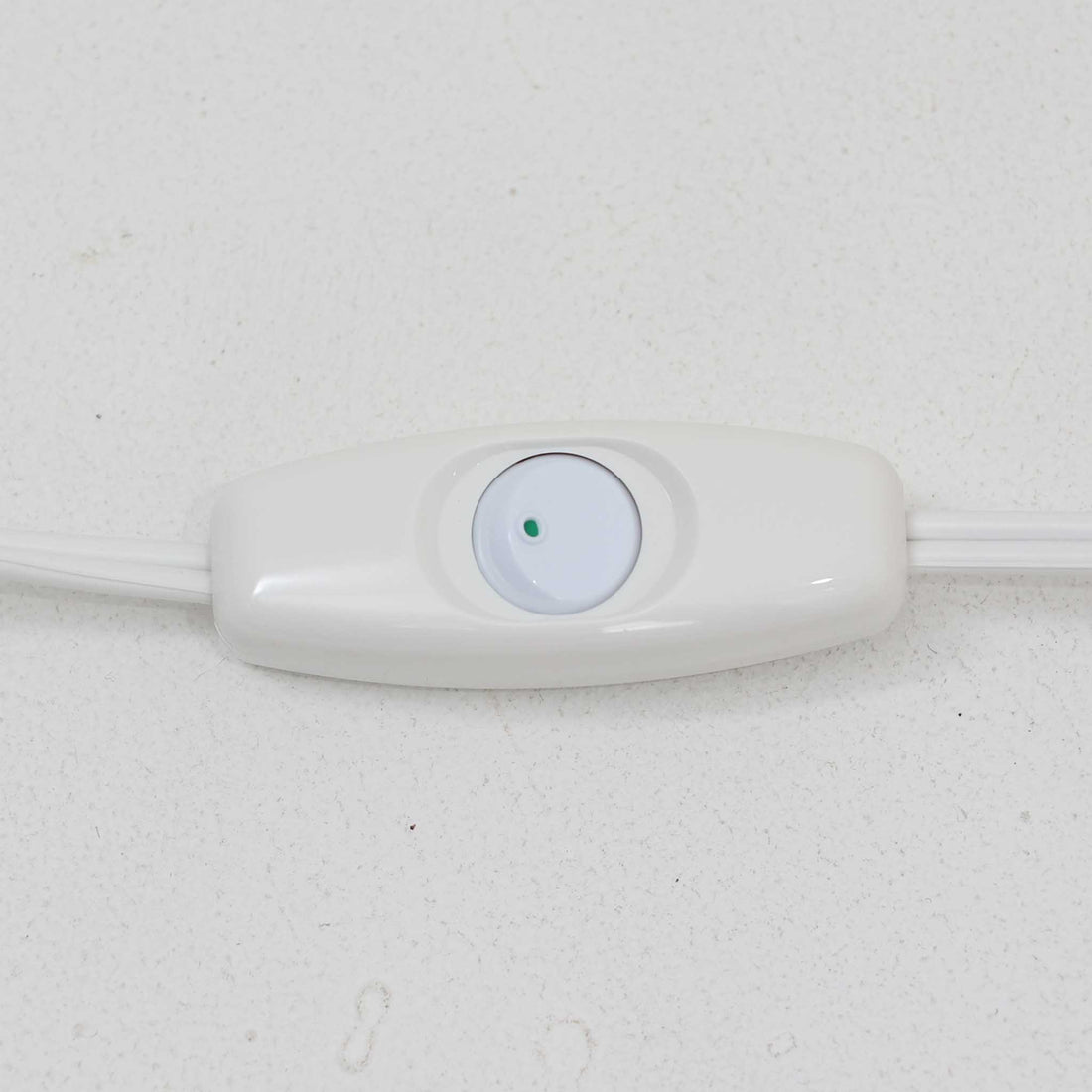 Sidse Wernerがデザインし、Holmegaard社より製造された「Apoteker」テーブルランプは、高さ46cmの堂々としたサイズ感と、白色ガラスの透明感が魅力の一品です。シリンダー状のフォルムにさりげなく入ったライン装飾が、シンプルながらも奥行きを感じさせるデザインとなっています。ガラス特有の柔らかな光の反射とリネンシェードを透過する穏やかな灯りは、リビングや寝室に落ち着いた雰囲気をもたらします。北欧ビンテージならではの洗練された存在感を楽しめる逸品です。