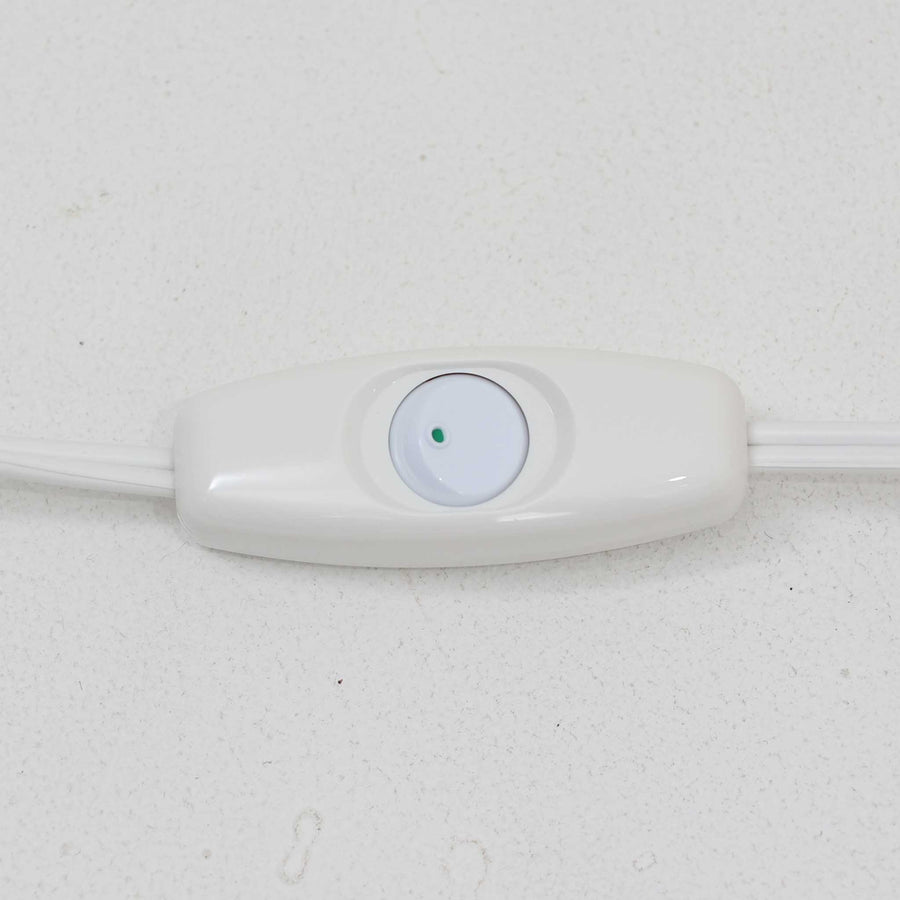 Sidse Wernerがデザインし、Holmegaard社より製造された「Apoteker」テーブルランプは、高さ46cmの堂々としたサイズ感と、白色ガラスの透明感が魅力の一品です。シリンダー状のフォルムにさりげなく入ったライン装飾が、シンプルながらも奥行きを感じさせるデザインとなっています。ガラス特有の柔らかな光の反射とリネンシェードを透過する穏やかな灯りは、リビングや寝室に落ち着いた雰囲気をもたらします。北欧ビンテージならではの洗練された存在感を楽しめる逸品です。