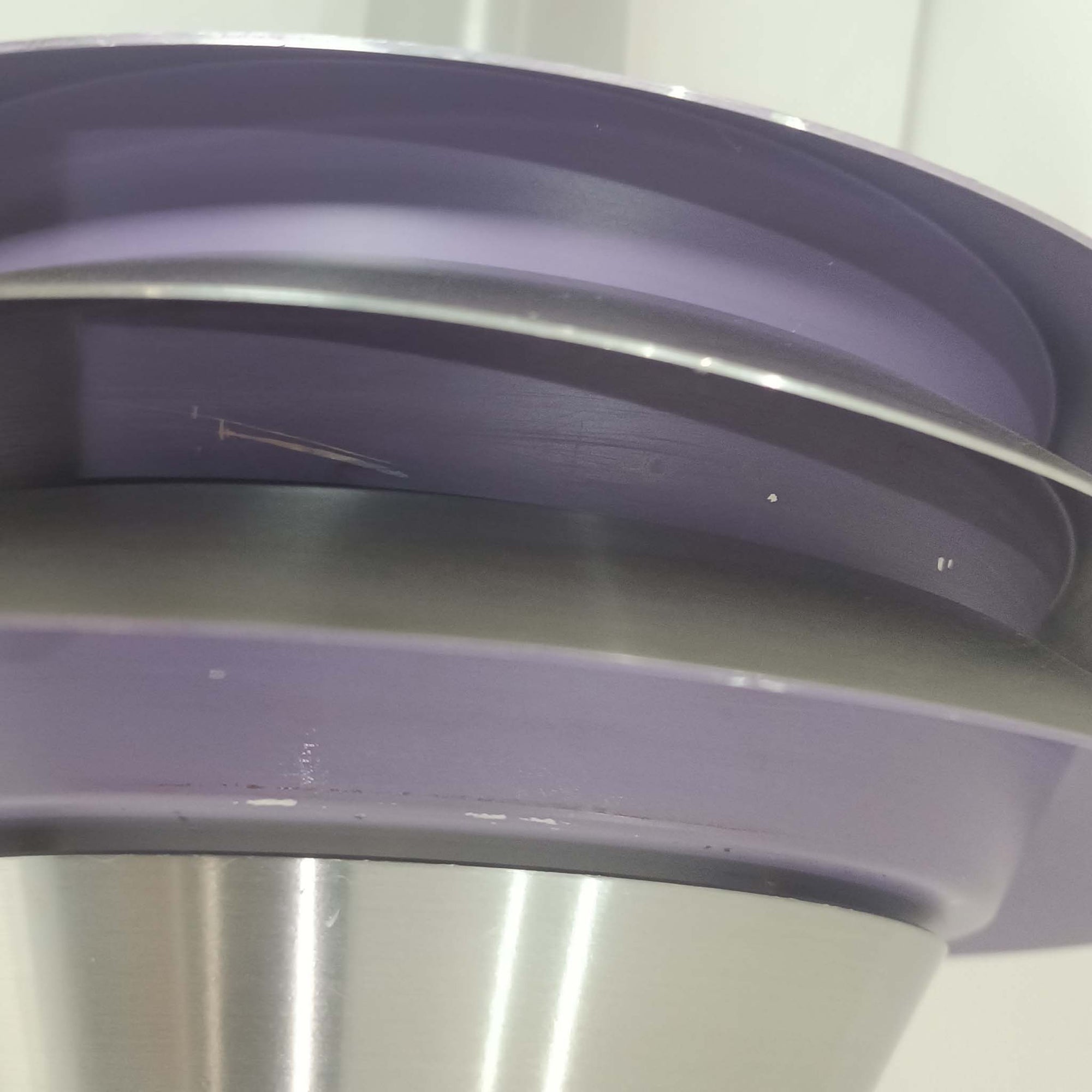 Carl Thoreがデザインし、Granhaga社より発表された直径28cmのペンダントライトです。アルミ製のシェードを幾重にも重ねた構造が特徴で、点灯すると隙間から柔らかな光が漏れ、独特の陰影と奥行きを生み出します。外側はシルバー、内側には紫がかった色味が施され、消灯時と点灯時で異なる表情を楽しめます。モダンでありながら温かみのある北欧らしい光のデザインは、ダイニングやリビングの照明として空間にアクセントを与えます。ビンテージならではの存在感を放つ希少な一品です。