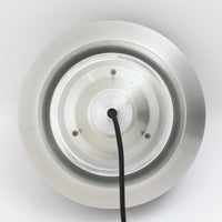 Carl Thoreがデザインし、Granhaga社より発表された直径28cmのペンダントライトです。アルミ製のシェードを幾重にも重ねた構造が特徴で、点灯すると隙間から柔らかな光が漏れ、独特の陰影と奥行きを生み出します。外側はシルバー、内側には紫がかった色味が施され、消灯時と点灯時で異なる表情を楽しめます。モダンでありながら温かみのある北欧らしい光のデザインは、ダイニングやリビングの照明として空間にアクセントを与えます。ビンテージならではの存在感を放つ希少な一品です。