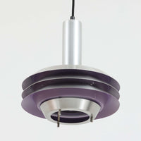 Carl Thoreがデザインし、Granhaga社より発表された直径28cmのペンダントライトです。アルミ製のシェードを幾重にも重ねた構造が特徴で、点灯すると隙間から柔らかな光が漏れ、独特の陰影と奥行きを生み出します。外側はシルバー、内側には紫がかった色味が施され、消灯時と点灯時で異なる表情を楽しめます。モダンでありながら温かみのある北欧らしい光のデザインは、ダイニングやリビングの照明として空間にアクセントを与えます。ビンテージならではの存在感を放つ希少な一品です。