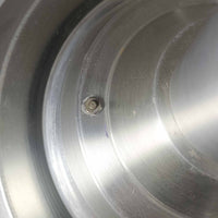 Carl Thoreがデザインし、Granhaga社より発表された直径28cmのペンダントライトです。アルミ製のシェードを幾重にも重ねた構造が特徴で、点灯すると隙間から柔らかな光が漏れ、独特の陰影と奥行きを生み出します。外側はシルバー、内側には紫がかった色味が施され、消灯時と点灯時で異なる表情を楽しめます。モダンでありながら温かみのある北欧らしい光のデザインは、ダイニングやリビングの照明として空間にアクセントを与えます。ビンテージならではの存在感を放つ希少な一品です。