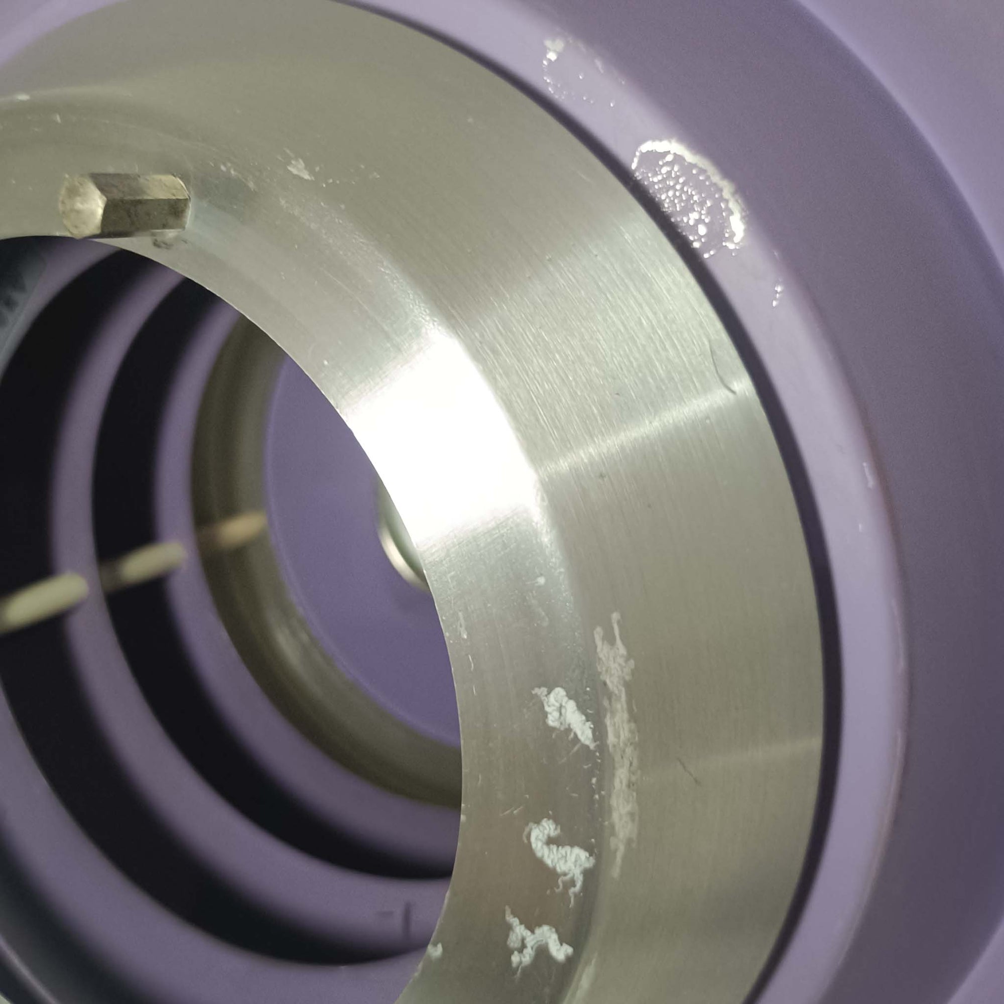 Carl Thoreがデザインし、Granhaga社より発表された直径28cmのペンダントライトです。アルミ製のシェードを幾重にも重ねた構造が特徴で、点灯すると隙間から柔らかな光が漏れ、独特の陰影と奥行きを生み出します。外側はシルバー、内側には紫がかった色味が施され、消灯時と点灯時で異なる表情を楽しめます。モダンでありながら温かみのある北欧らしい光のデザインは、ダイニングやリビングの照明として空間にアクセントを与えます。ビンテージならではの存在感を放つ希少な一品です。