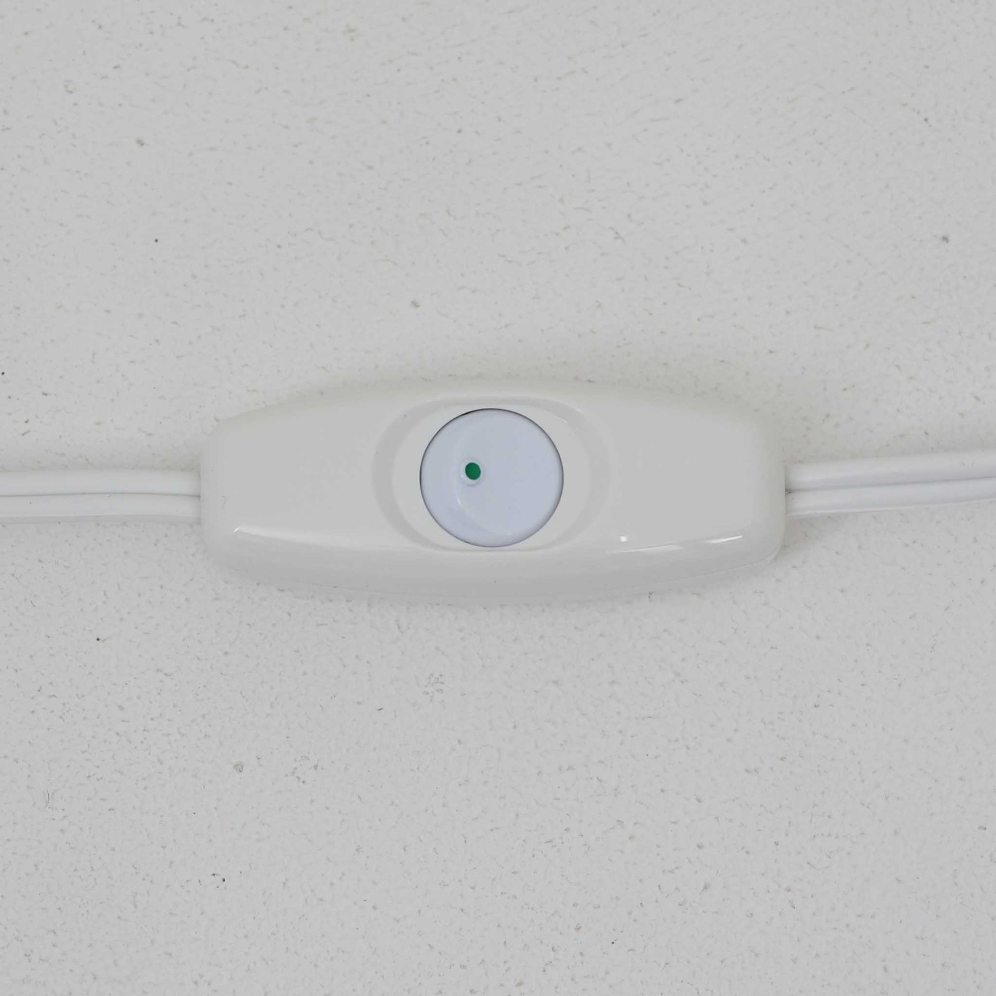 Sidse Werner（シセ・ヴェルナー）がデザインし、Holmegaard（ホルムガード）より製造されたテーブルランプ「Apoteker」です。高さ29cmと小ぶりなサイズで、艶やかなホワイトガラスのベースが柔らかな印象を与えます。リネンシェードを通した光は優しく拡散し、ナチュラルな雰囲気を演出。シンプルでありながら彫刻的なフォルムが存在感を放ち、ベッドサイドやデスク、リビングのサイドテーブルなど様々な空間で活躍します。北欧デザインの温もりを感じられるビンテージ照明です。