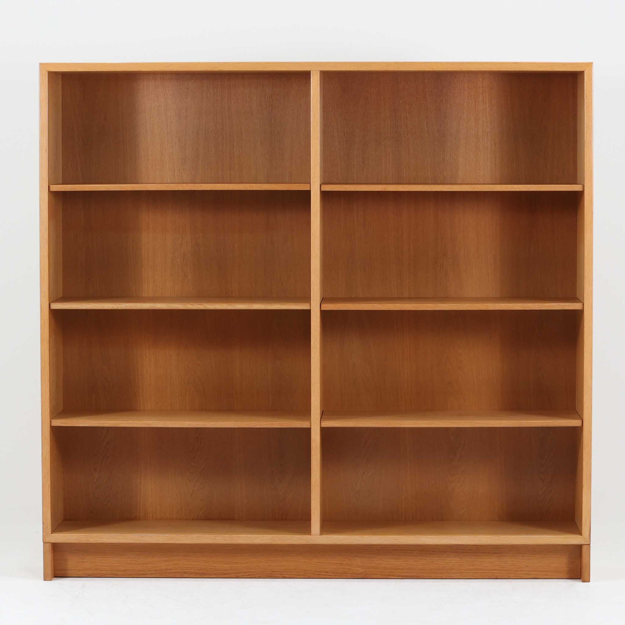 Borge Mogensenがデザインし、Karl Andersson & Sonerが製作した幅135cmのブックシェルフです。上質なオーク材を用いた無駄のない直線的な構成が特徴で、中央の仕切りにより整然とした収納を実現しています。固定棚による堅牢な構造は、日常使いの書籍や資料をしっかりと支え、空間に落ち着いた存在感をもたらします。素材の質感を活かした端正な佇まいは、リビングや書斎、オフィスにも自然に馴染み、北欧ビンテージならではの実直な美しさと経年変化の魅力を感じられる一品です。