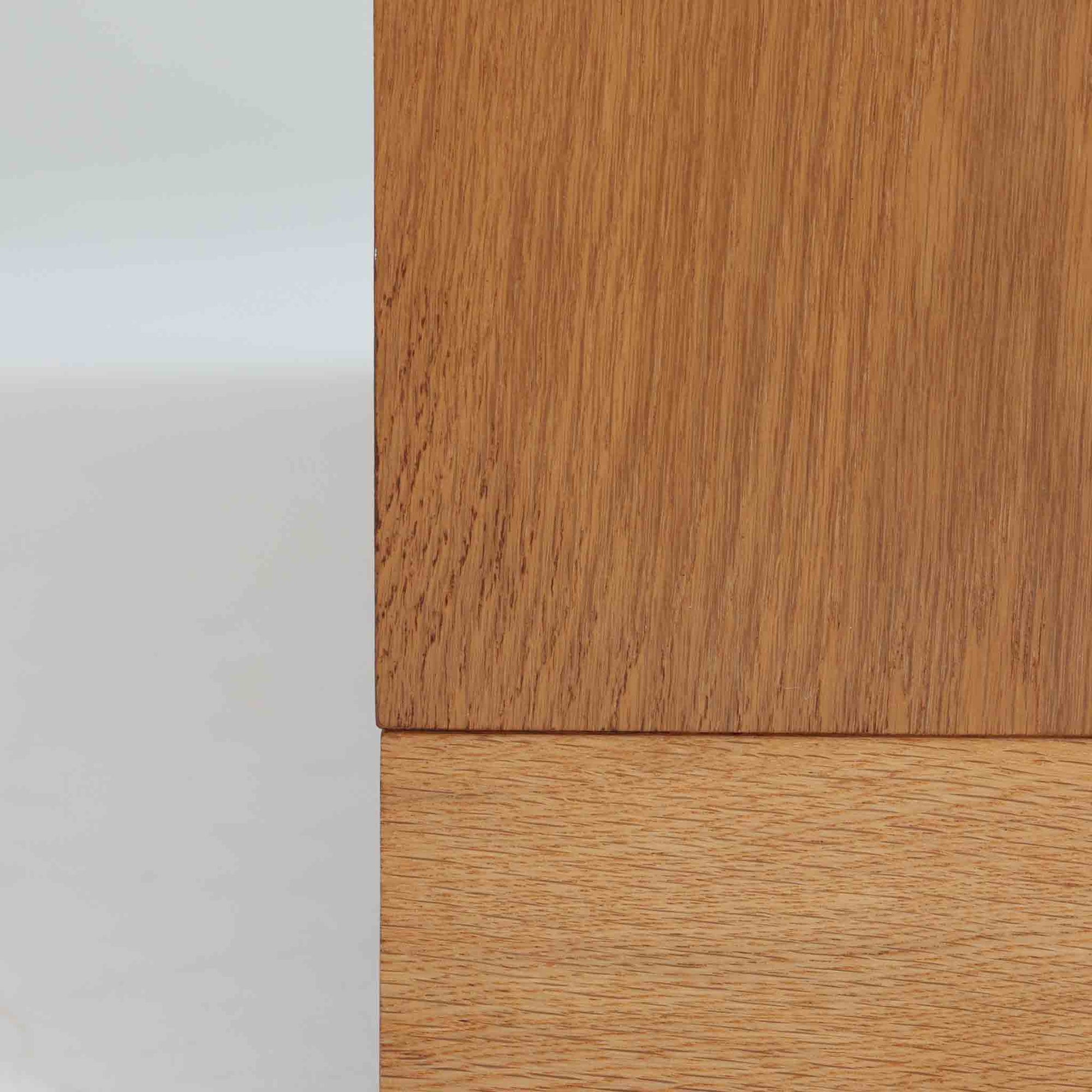 Borge Mogensenがデザインし、Karl Andersson &amp; Sonerが製作した幅135cmのブックシェルフです。上質なオーク材を用いた無駄のない直線的な構成が特徴で、中央の仕切りにより整然とした収納を実現しています。固定棚による堅牢な構造は、日常使いの書籍や資料をしっかりと支え、空間に落ち着いた存在感をもたらします。素材の質感を活かした端正な佇まいは、リビングや書斎、オフィスにも自然に馴染み、北欧ビンテージならではの実直な美しさと経年変化の魅力を感じられる一品です。