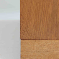 Borge Mogensenがデザインし、Karl Andersson & Sonerが製作した幅135cmのブックシェルフです。上質なオーク材を用いた無駄のない直線的な構成が特徴で、中央の仕切りにより整然とした収納を実現しています。固定棚による堅牢な構造は、日常使いの書籍や資料をしっかりと支え、空間に落ち着いた存在感をもたらします。素材の質感を活かした端正な佇まいは、リビングや書斎、オフィスにも自然に馴染み、北欧ビンテージならではの実直な美しさと経年変化の魅力を感じられる一品です。