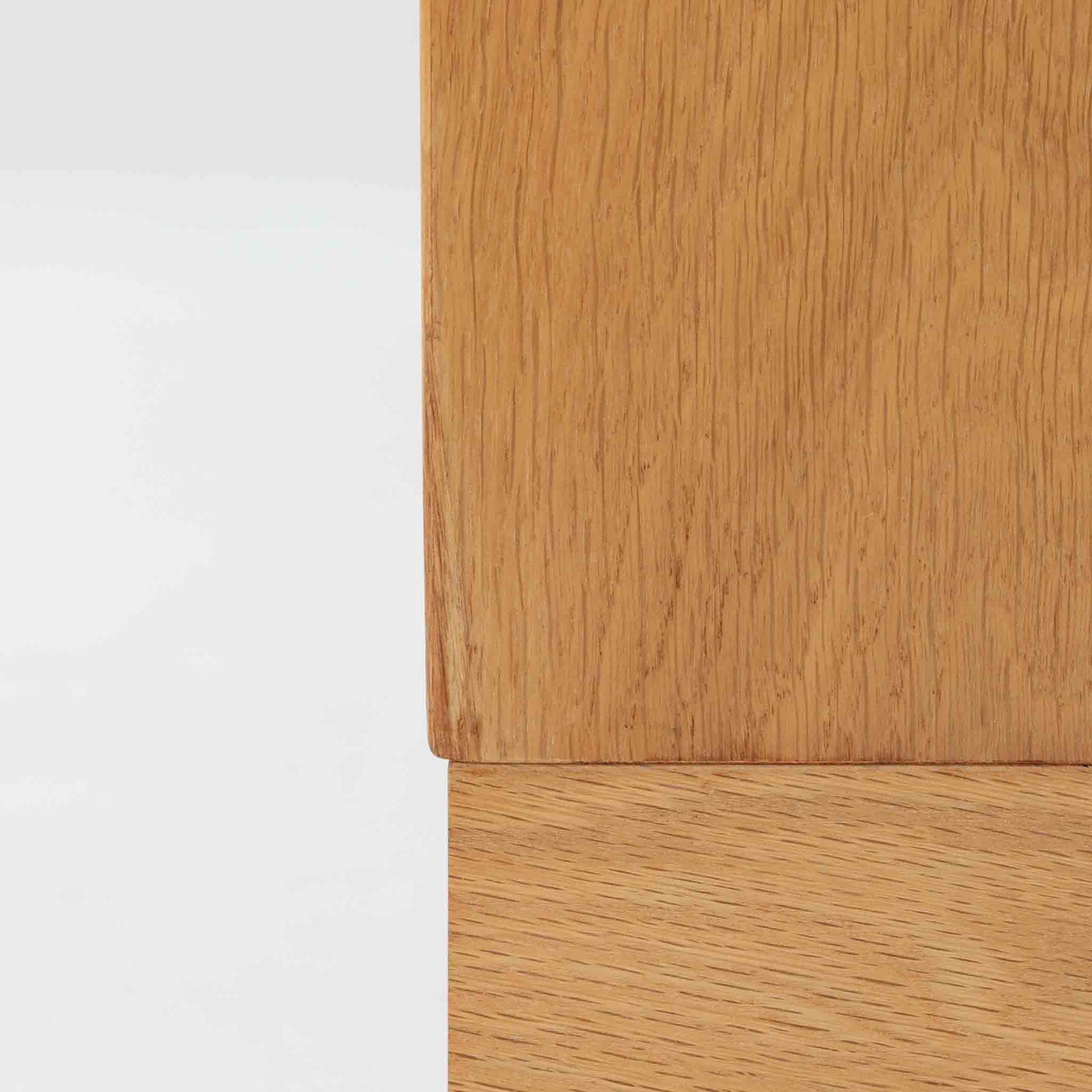 Borge Mogensenがデザインし、Karl Andersson &amp; Sonerが製作した幅135cmのブックシェルフです。上質なオーク材を用いた無駄のない直線的な構成が特徴で、中央の仕切りにより整然とした収納を実現しています。固定棚による堅牢な構造は、日常使いの書籍や資料をしっかりと支え、空間に落ち着いた存在感をもたらします。素材の質感を活かした端正な佇まいは、リビングや書斎、オフィスにも自然に馴染み、北欧ビンテージならではの実直な美しさと経年変化の魅力を感じられる一品です。