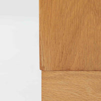 Borge Mogensenがデザインし、Karl Andersson & Sonerが製作した幅135cmのブックシェルフです。上質なオーク材を用いた無駄のない直線的な構成が特徴で、中央の仕切りにより整然とした収納を実現しています。固定棚による堅牢な構造は、日常使いの書籍や資料をしっかりと支え、空間に落ち着いた存在感をもたらします。素材の質感を活かした端正な佇まいは、リビングや書斎、オフィスにも自然に馴染み、北欧ビンテージならではの実直な美しさと経年変化の魅力を感じられる一品です。