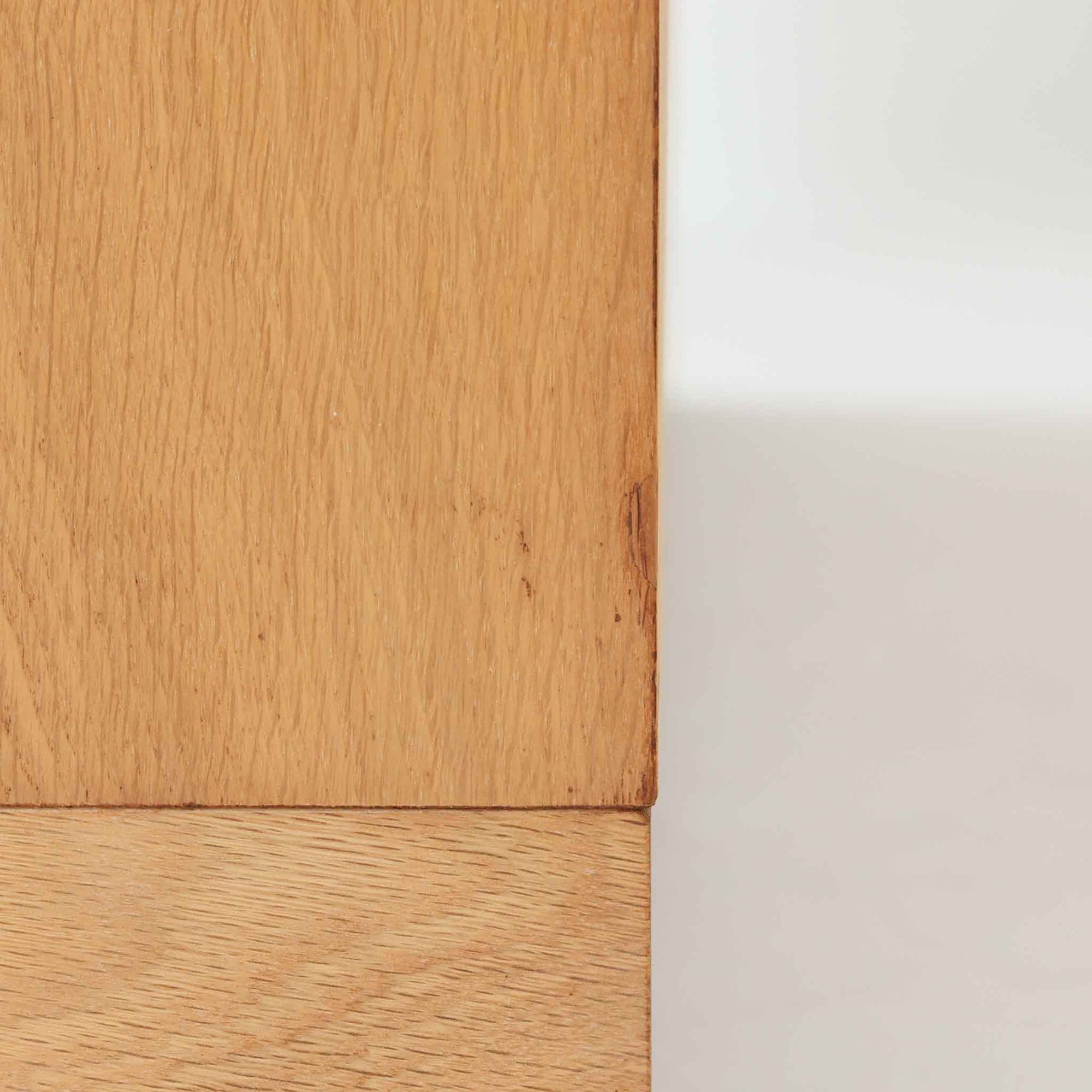 Borge Mogensenがデザインし、Karl Andersson &amp; Sonerが製作した幅135cmのブックシェルフです。上質なオーク材を用いた無駄のない直線的な構成が特徴で、中央の仕切りにより整然とした収納を実現しています。固定棚による堅牢な構造は、日常使いの書籍や資料をしっかりと支え、空間に落ち着いた存在感をもたらします。素材の質感を活かした端正な佇まいは、リビングや書斎、オフィスにも自然に馴染み、北欧ビンテージならではの実直な美しさと経年変化の魅力を感じられる一品です。