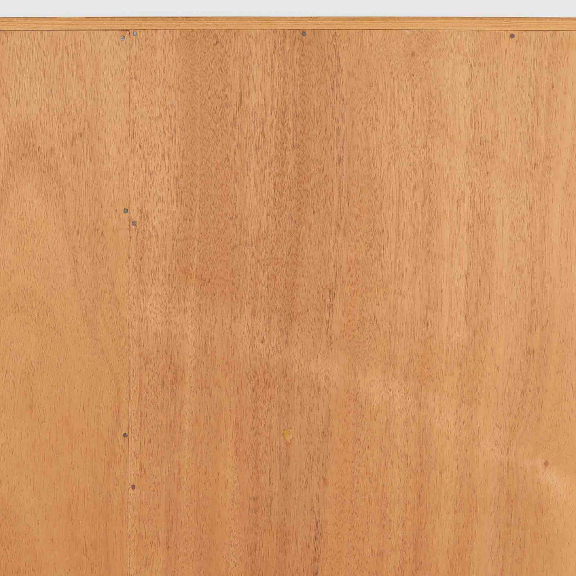 Borge Mogensenがデザインし、Karl Andersson &amp; Sonerが製作した幅135cmのブックシェルフです。上質なオーク材を用いた無駄のない直線的な構成が特徴で、中央の仕切りにより整然とした収納を実現しています。固定棚による堅牢な構造は、日常使いの書籍や資料をしっかりと支え、空間に落ち着いた存在感をもたらします。素材の質感を活かした端正な佇まいは、リビングや書斎、オフィスにも自然に馴染み、北欧ビンテージならではの実直な美しさと経年変化の魅力を感じられる一品です。