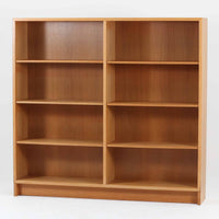 Borge Mogensenがデザインし、Karl Andersson & Sonerが製作した幅135cmのブックシェルフです。上質なオーク材を用いた無駄のない直線的な構成が特徴で、中央の仕切りにより整然とした収納を実現しています。固定棚による堅牢な構造は、日常使いの書籍や資料をしっかりと支え、空間に落ち着いた存在感をもたらします。素材の質感を活かした端正な佇まいは、リビングや書斎、オフィスにも自然に馴染み、北欧ビンテージならではの実直な美しさと経年変化の魅力を感じられる一品です。