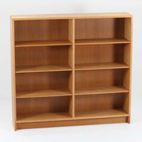 Borge Mogensenがデザインし、Karl Andersson & Sonerが製作した幅135cmのブックシェルフです。上質なオーク材を用いた無駄のない直線的な構成が特徴で、中央の仕切りにより整然とした収納を実現しています。固定棚による堅牢な構造は、日常使いの書籍や資料をしっかりと支え、空間に落ち着いた存在感をもたらします。素材の質感を活かした端正な佇まいは、リビングや書斎、オフィスにも自然に馴染み、北欧ビンテージならではの実直な美しさと経年変化の魅力を感じられる一品です。